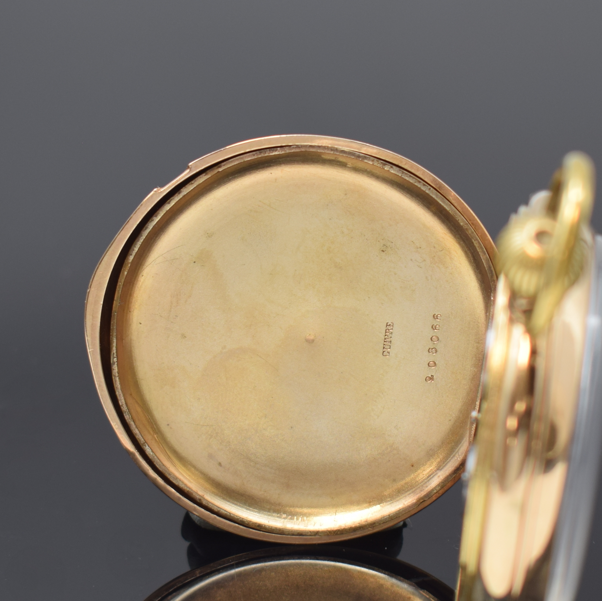 Detail d: Offene Taschenuhr in RoseG 585/000, Schweiz um 1905, Geh. dell., guill. Rückdeckel m. Monogrammspiegel, Metallcuvette, Emailzifferbl. riss., röm. ...