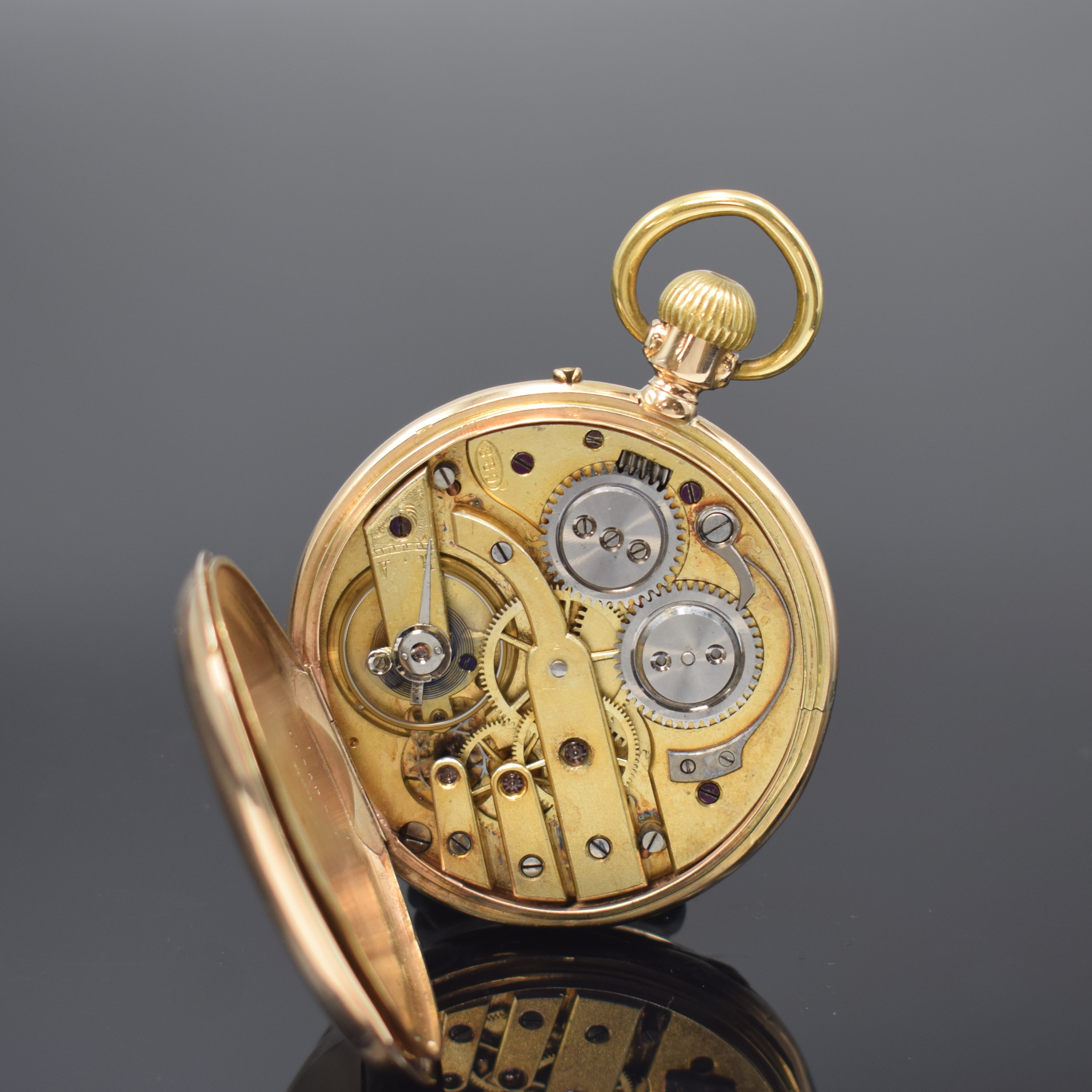 Detail e: Offene Taschenuhr in RoseG 585/000, Schweiz um 1905, Geh. dell., guill. Rückdeckel m. Monogrammspiegel, Metallcuvette, Emailzifferbl. riss., röm. ...