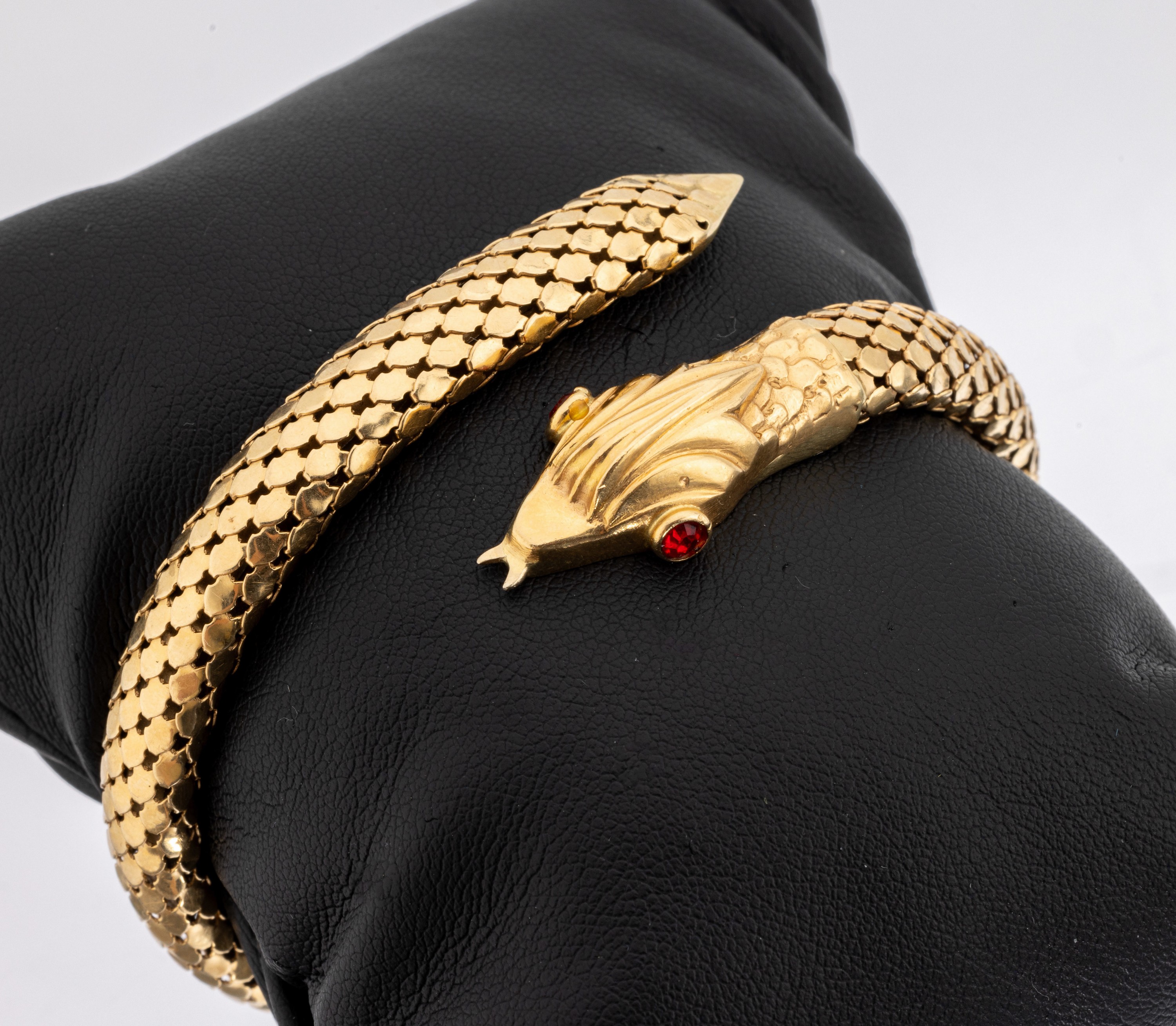 18 kt Gold Armreif "Schlange", GG 750/000, 1950er Jahre, ca. 36.6 g, 2 rote Glasaugen, flexibel gearbeitet, qualitätvolle Verarbeitung, ...
