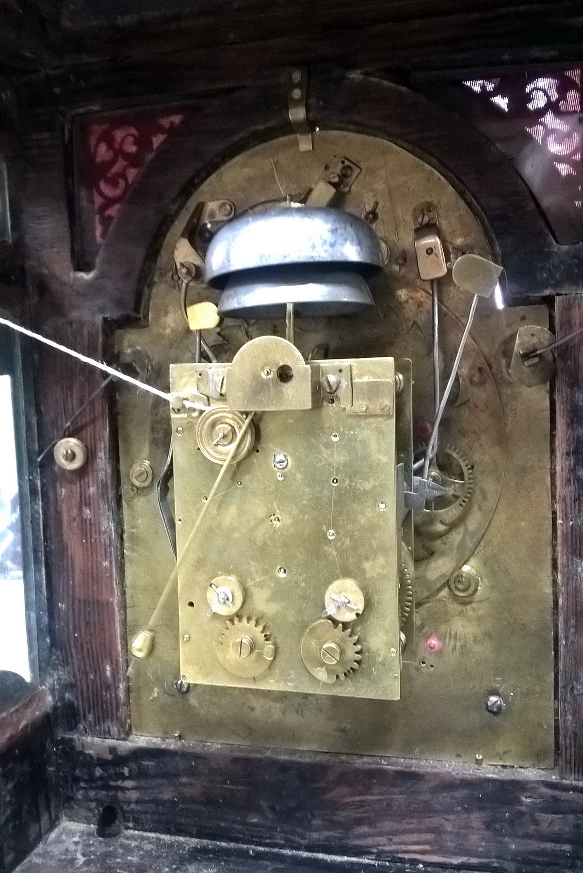 Detail a: Barockuhr, Joh(ann) Michael Riedl, Linz, Mitte 18 Jh., Nußbaumgehäuse, verglaste abschließbare Türen vo. und hi., graviertes Bogenzifferblatt , ...