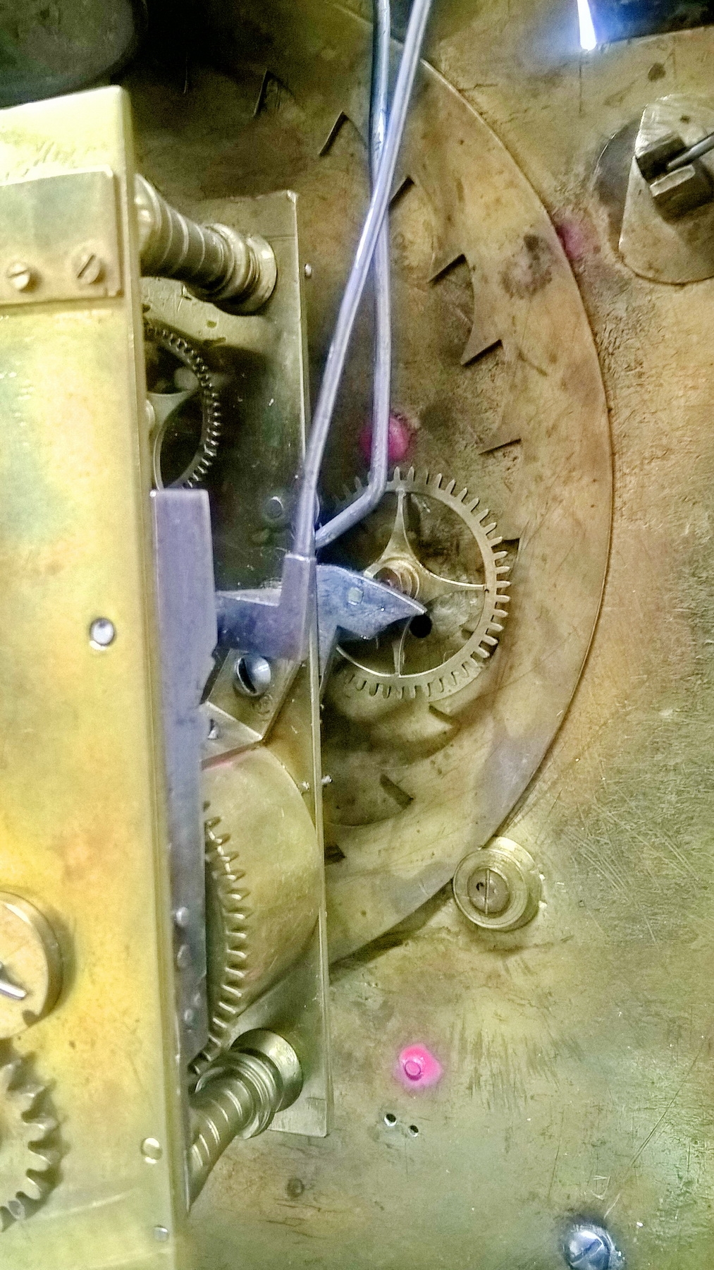 Detail b: Barockuhr, Joh(ann) Michael Riedl, Linz, Mitte 18 Jh., Nußbaumgehäuse, verglaste abschließbare Türen vo. und hi., graviertes Bogenzifferblatt , ...