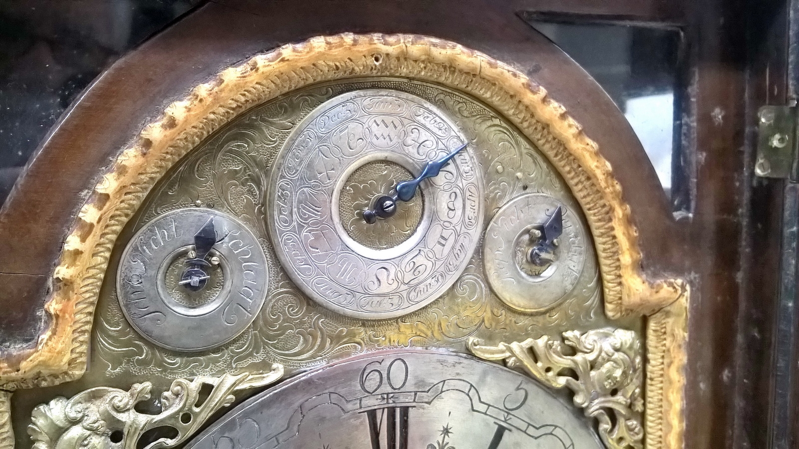 Detail d: Barockuhr, Joh(ann) Michael Riedl, Linz, Mitte 18 Jh., Nußbaumgehäuse, verglaste abschließbare Türen vo. und hi., graviertes Bogenzifferblatt , ...