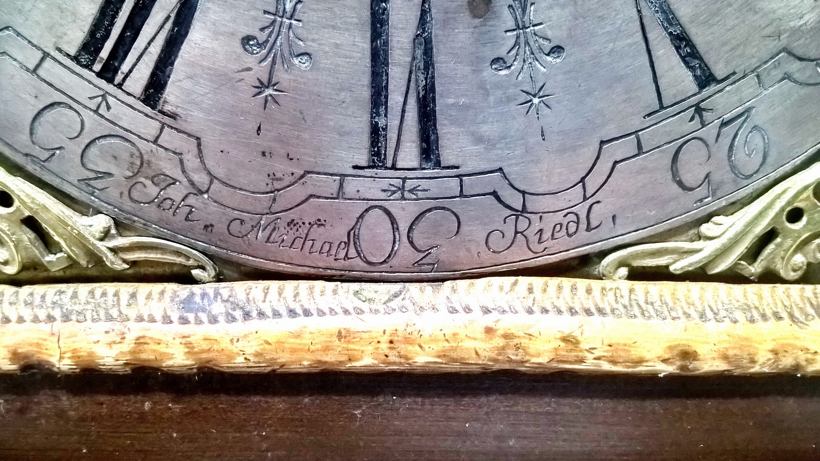Detail e: Barockuhr, Joh(ann) Michael Riedl, Linz, Mitte 18 Jh., Nußbaumgehäuse, verglaste abschließbare Türen vo. und hi., graviertes Bogenzifferblatt , ...