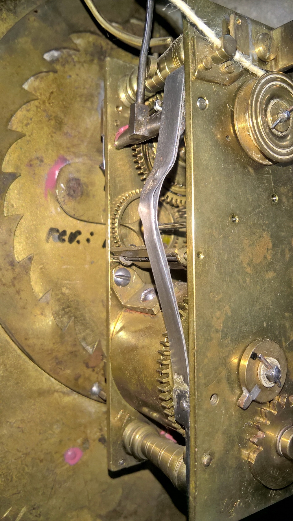 Detail h: Barockuhr, Joh(ann) Michael Riedl, Linz, Mitte 18 Jh., Nußbaumgehäuse, verglaste abschließbare Türen vo. und hi., graviertes Bogenzifferblatt , ...