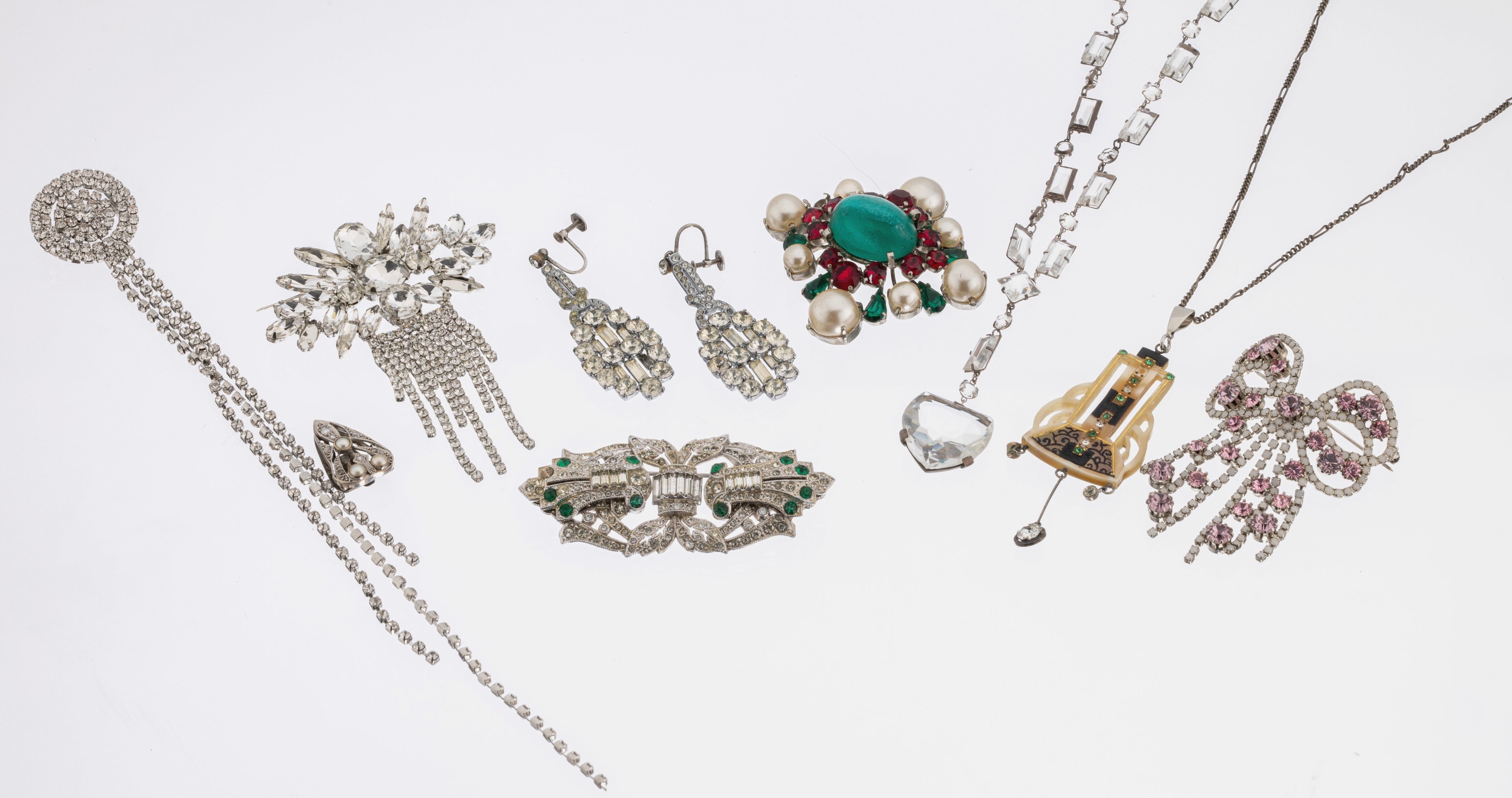 Konvolut Modeschmuck, 1930er Jahre, Metall verchromt, farbloser Swarovsky- Steinbesatz, 5 Broschen, 2 Colliers, 1 Clip, 1 Paar Ohr- schrauben, z.T. ...