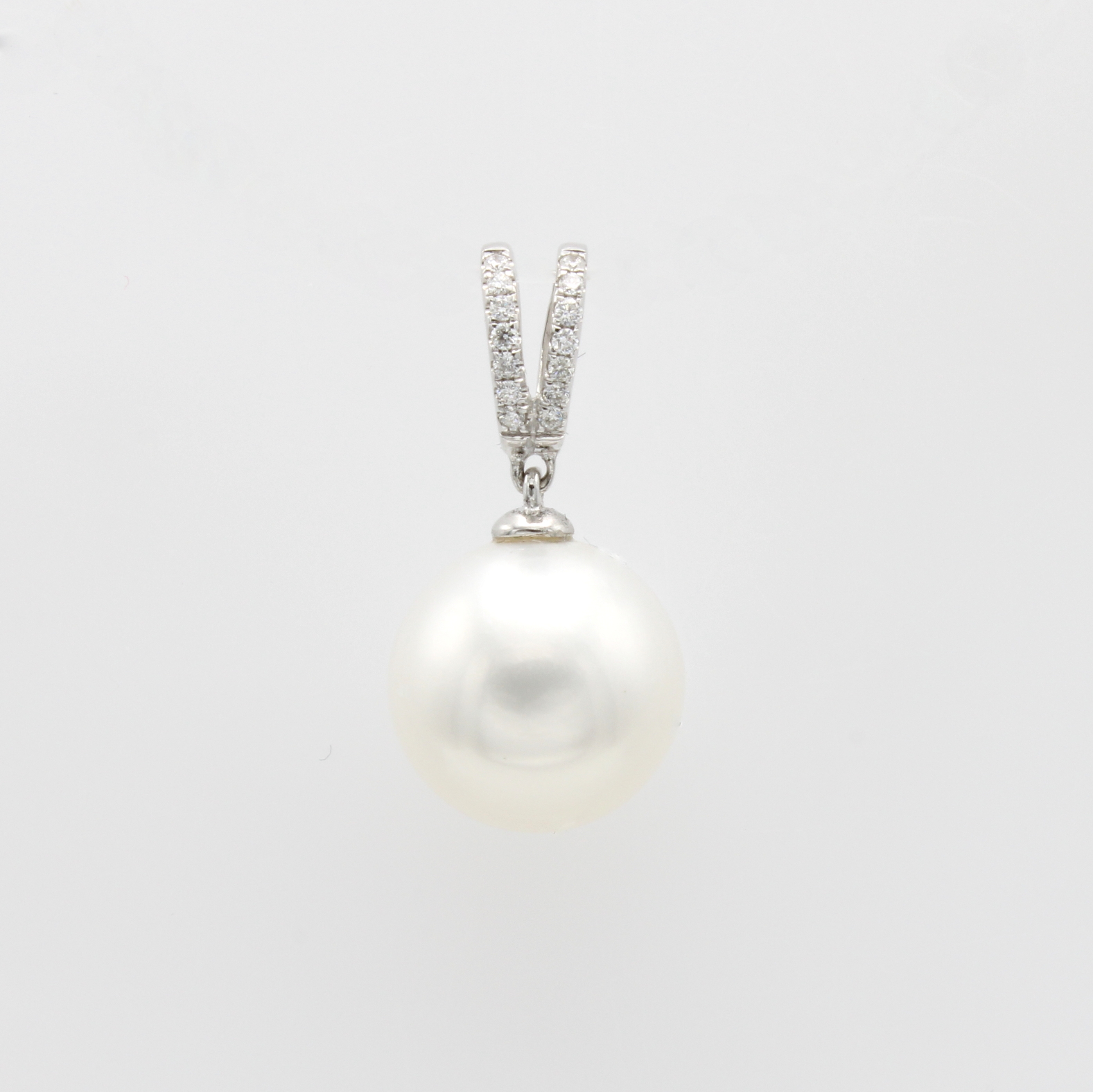 Image 26851728 - Anhänger mit Südseeperle und Brillanten, WG 750/000, runde, weiße Perle, D. ca. 11.5 ...