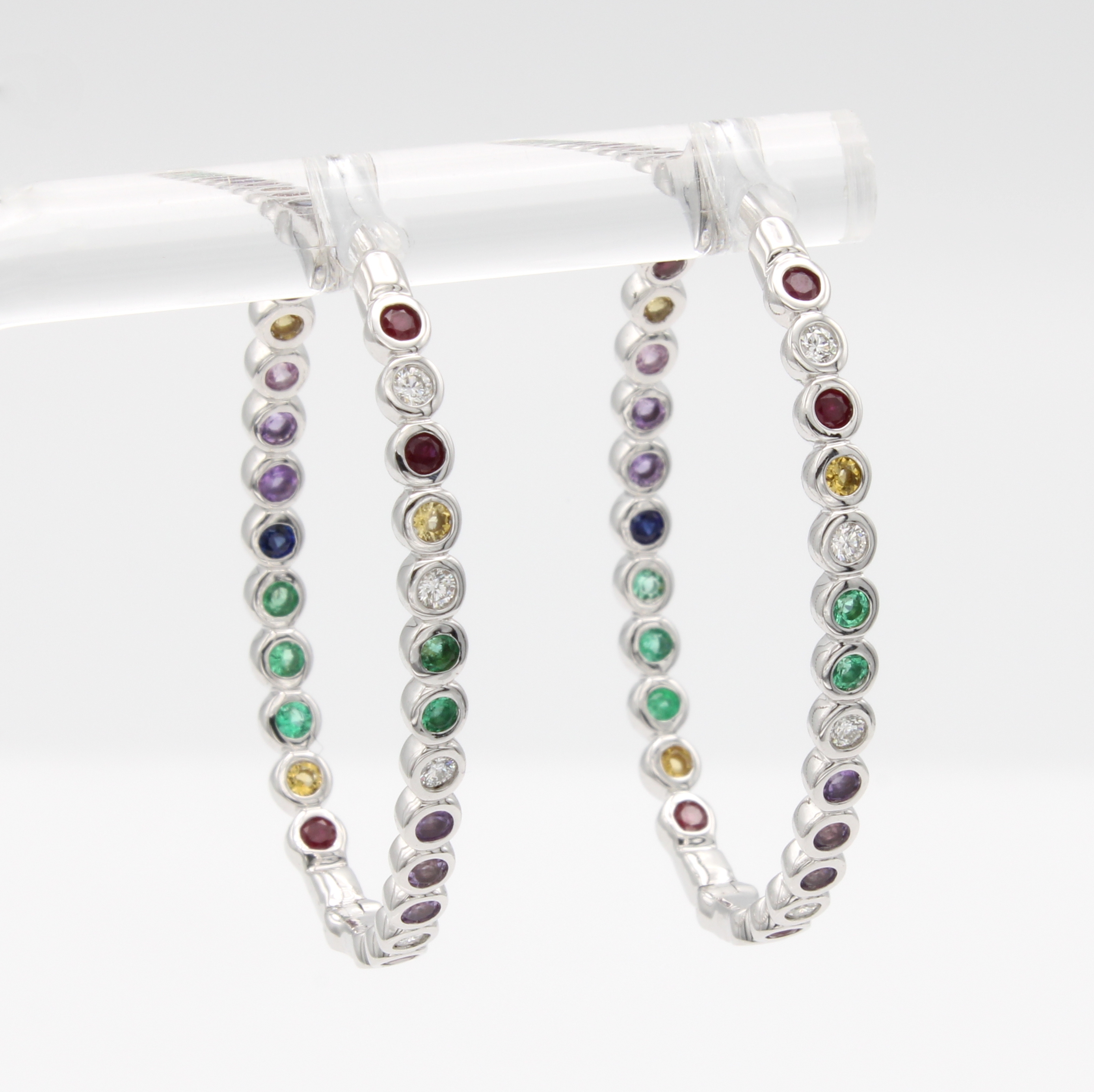 Image 26851735 - Paar Klappcreolen mit Farbsteinen und Brillanten, WG 750/000, ovale Form, 44 fac. ...