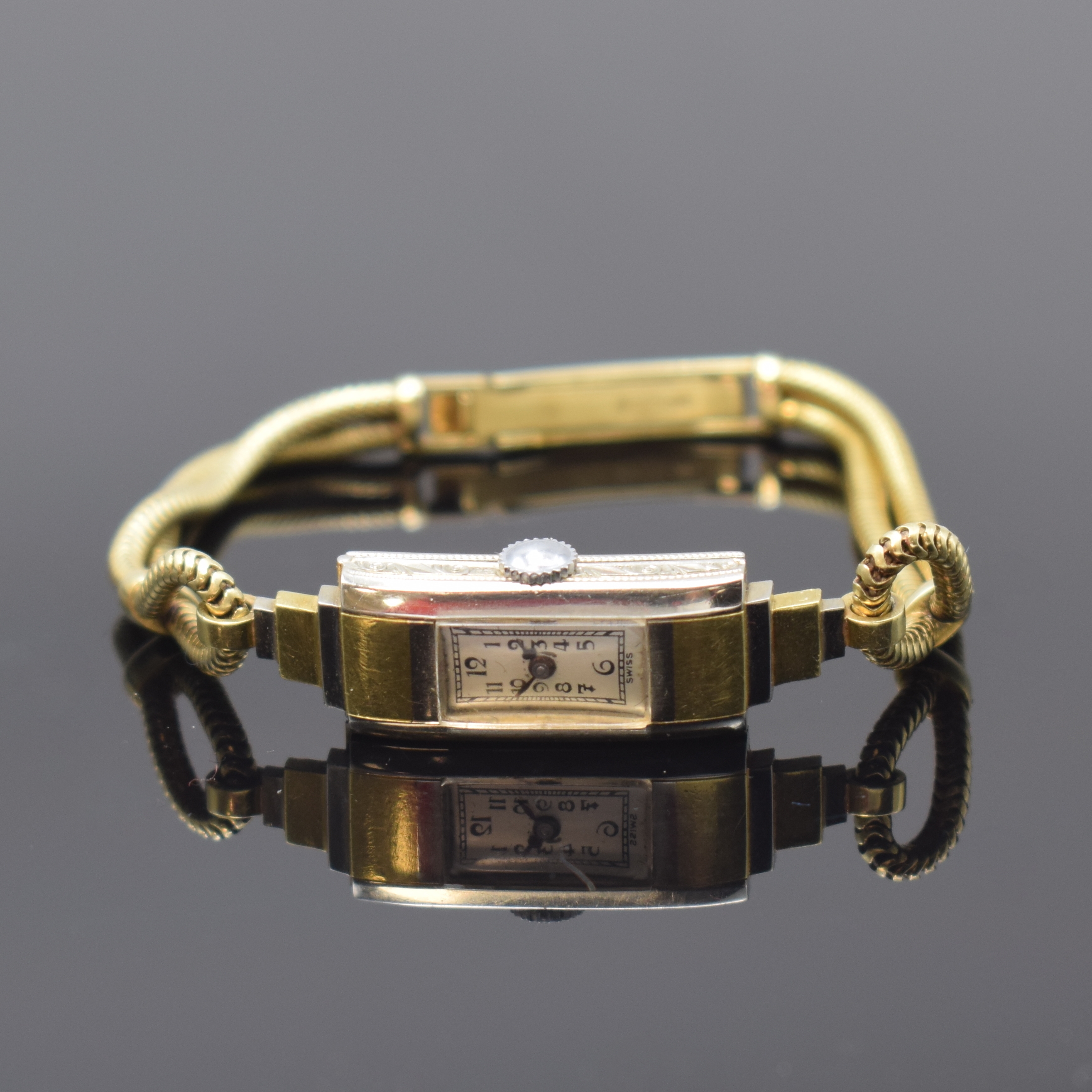 Art-Deco Damenarmbanduhr in WG/GG 750/000, Handaufzug, Schweiz um 1930, Goldband in GG 585/000, Scharnierboden, silb. Zifferbl. m. arab. Zahlen, ...