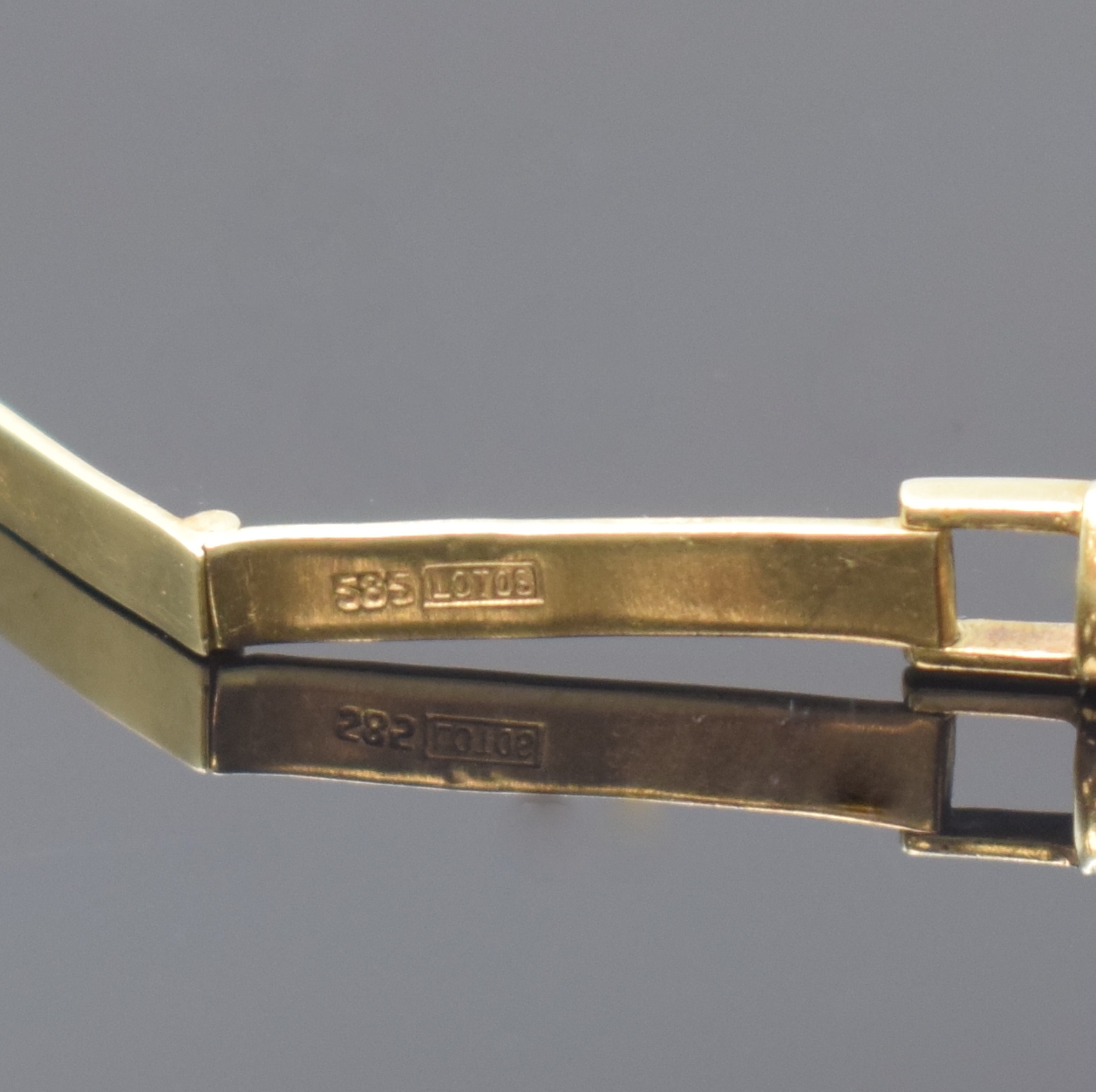 Detail b: Art-Deco Damenarmbanduhr in WG/GG 750/000, Handaufzug, Schweiz um 1930, Goldband in GG 585/000, Scharnierboden, silb. Zifferbl. m. arab. Zahlen, ...