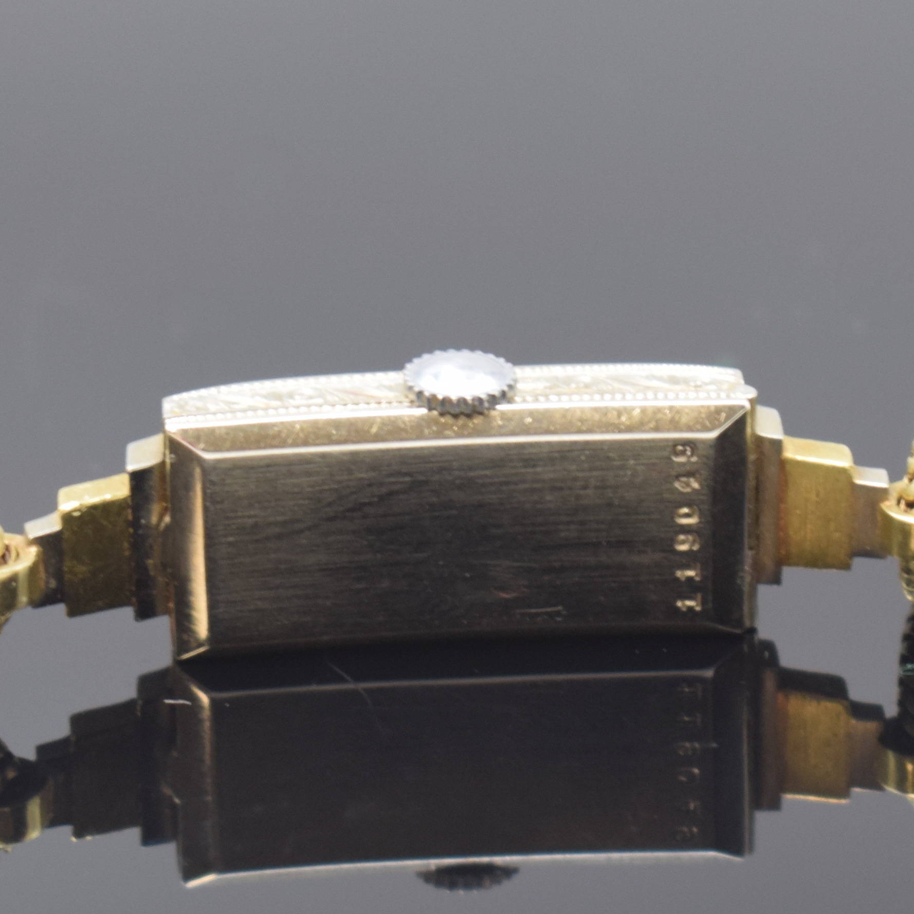 Detail c: Art-Deco Damenarmbanduhr in WG/GG 750/000, Handaufzug, Schweiz um 1930, Goldband in GG 585/000, Scharnierboden, silb. Zifferbl. m. arab. Zahlen, ...