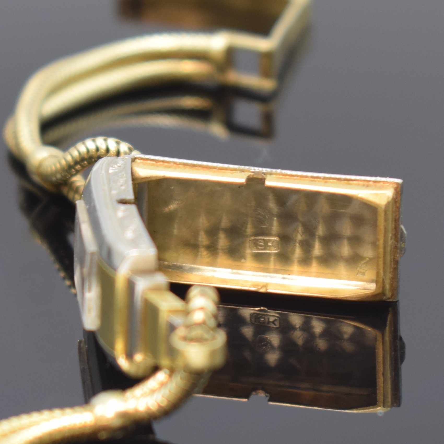 Detail d: Art-Deco Damenarmbanduhr in WG/GG 750/000, Handaufzug, Schweiz um 1930, Goldband in GG 585/000, Scharnierboden, silb. Zifferbl. m. arab. Zahlen, ...
