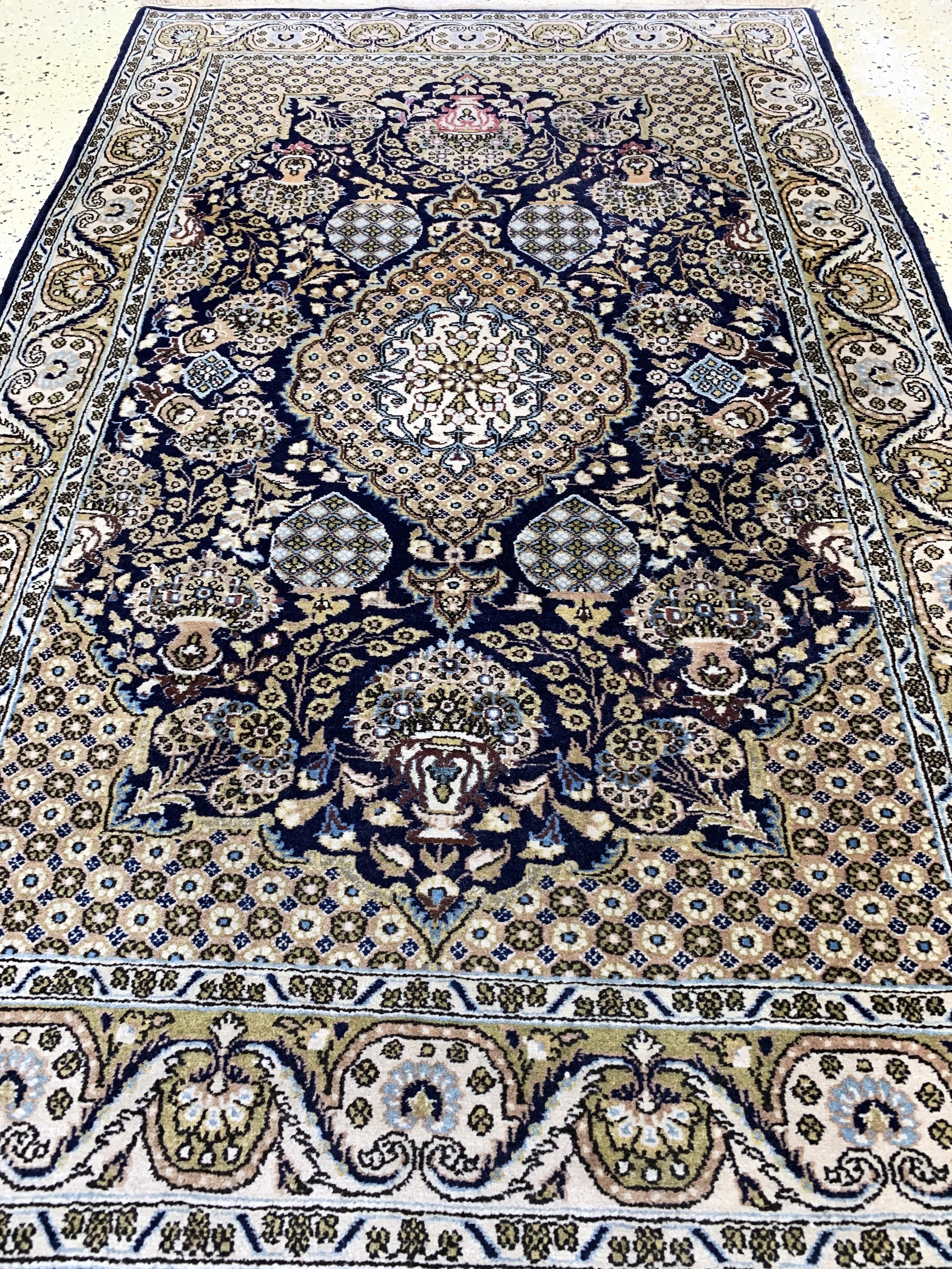 Detail c: Ghom Kork, Persien, Mitte 20.Jhd, Korkwolleauf Baumwolle, ca. 159 x 103 cm, Reinigungsbedürftig, EHZ: 2