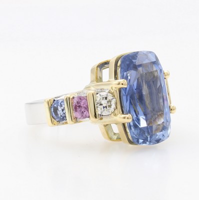 26851718b - Ring mit Ceylon-Saphir, Besatzsaphiren und Diamanten, WG/GG 750/000, Ceylon-Saphir im ...