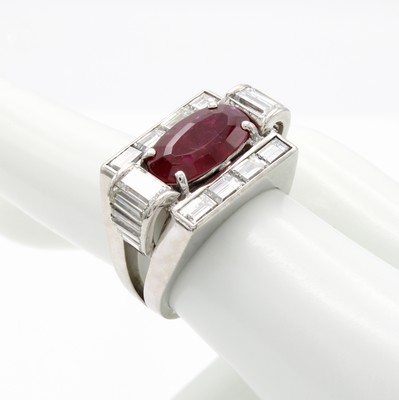 26851719c - Ring mit Burma-Rubin und Diamanten, WG 750/000, fac., unbehandelter Rubin ca. 3.70 ctu. ...