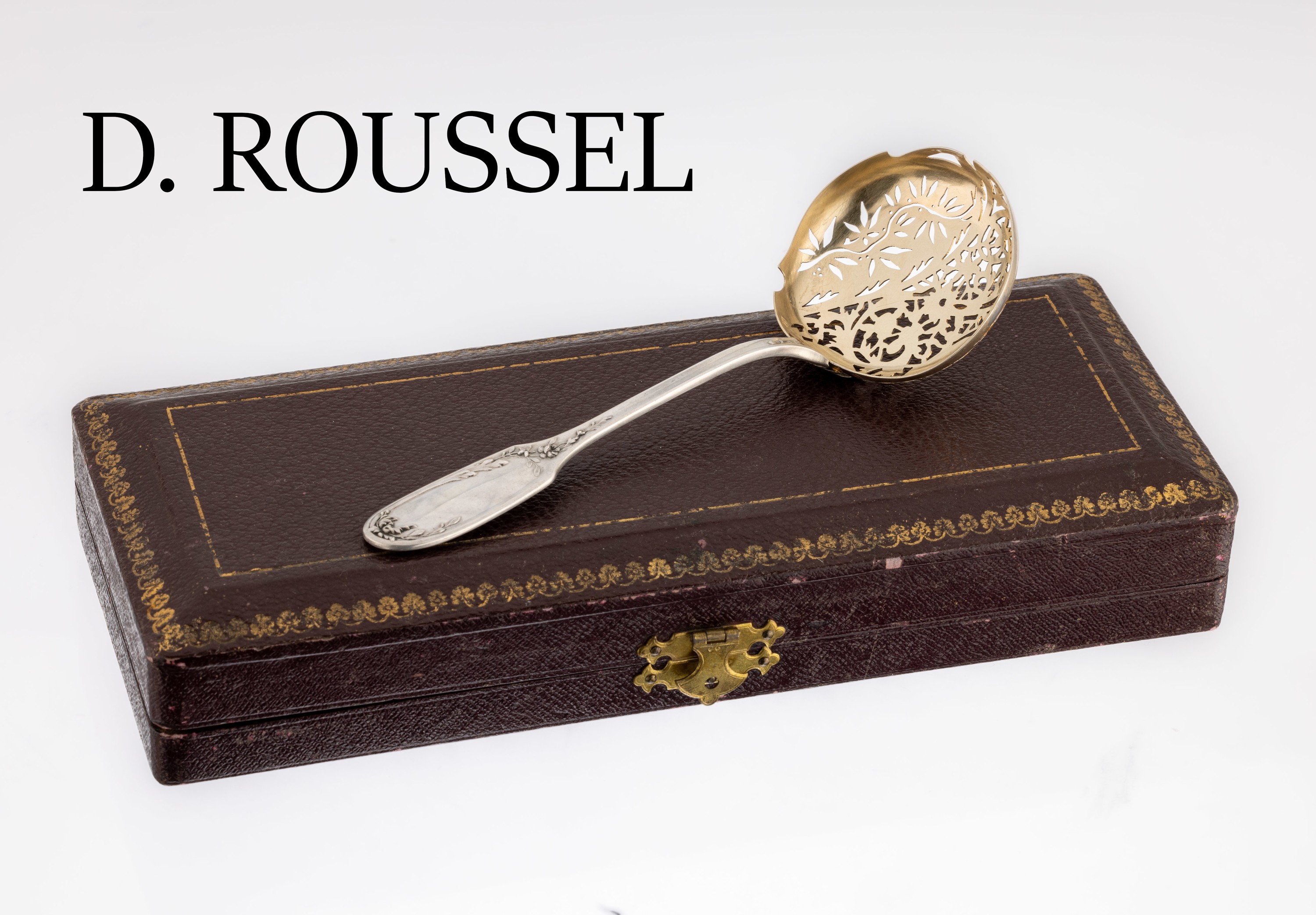 Zuckerstreulöffel, Frankreich um 1900, 950er Silber, Laffe vergoldet mit feiner Sägearbeit, asymm. Aufbau, fein gravierter floraler Dekor, ...