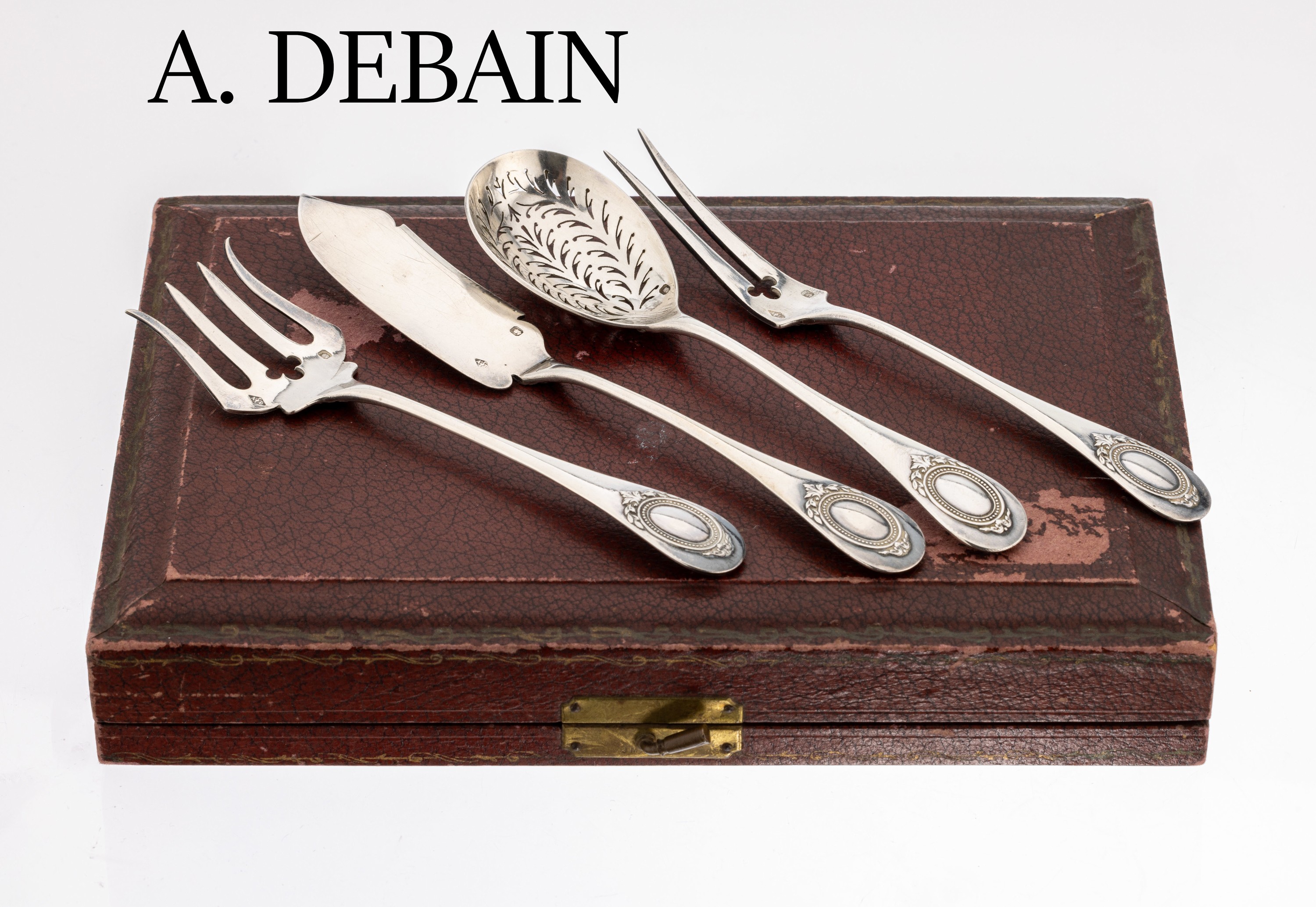 4-teiliges Petits-Fours-Vorlegebesteck, Frankreich um 1900, 950er Silber, MeistermarkeA. DEBAIN, klassizistischer Dekor mit freiem Monogrammfeld, ...