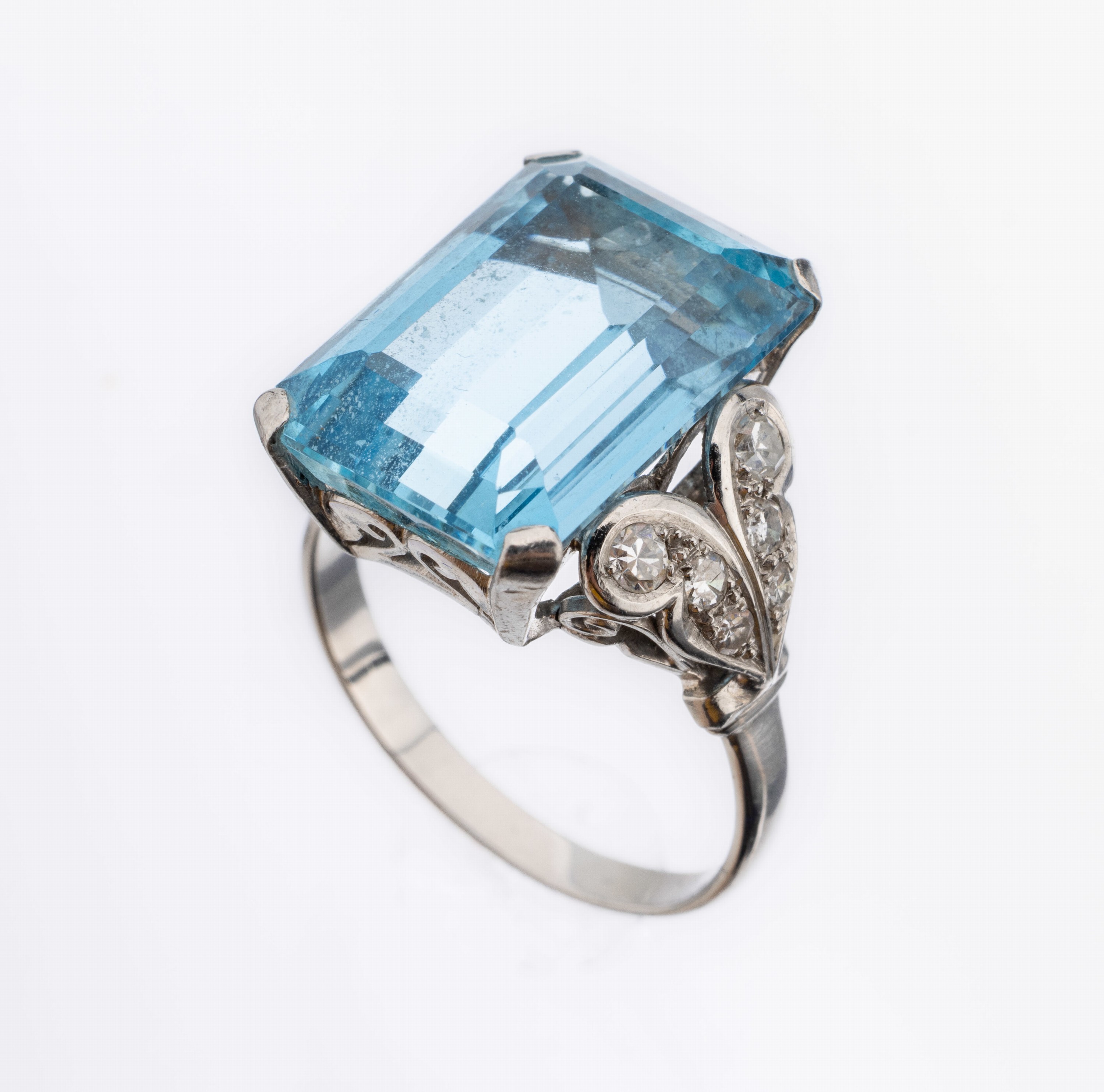 Platin Aquamarin-Diamant-Ring, Pt gepr., mittig Aquamarin von sehr schöner Farbe im Treppenschliff ca. 12.0 ct, Ringschultern geschwungen mit 12 ...