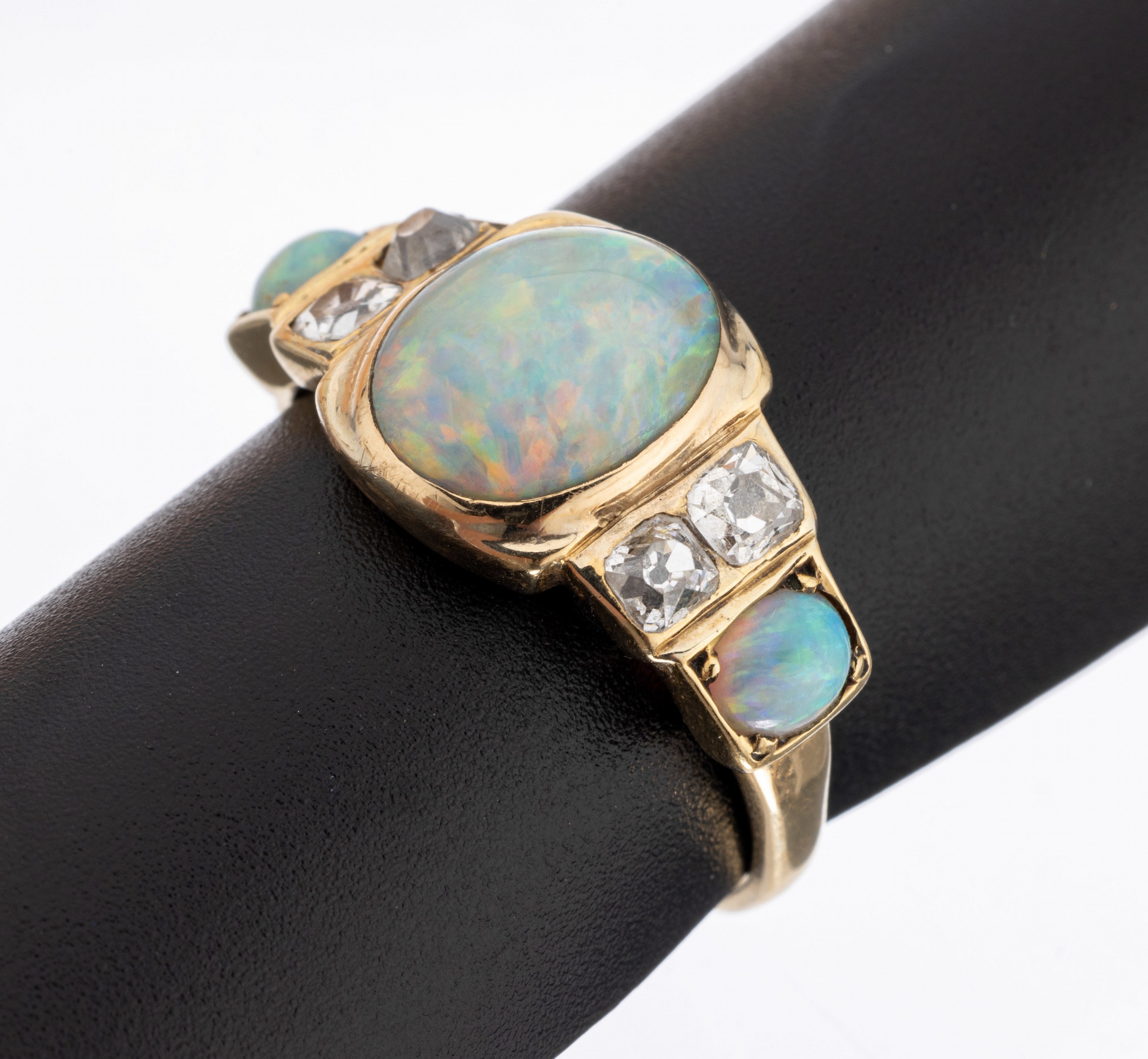 18 kt Gold Opal-Diamant-Ring, um 1890, GG 750/000 gepr., 3 ovale Opal-Cabochons zus. ca.3.0 ct, 4 Altschliffdiamanten zus. ca. 0.50 ctWeiß/si-p, RW ...