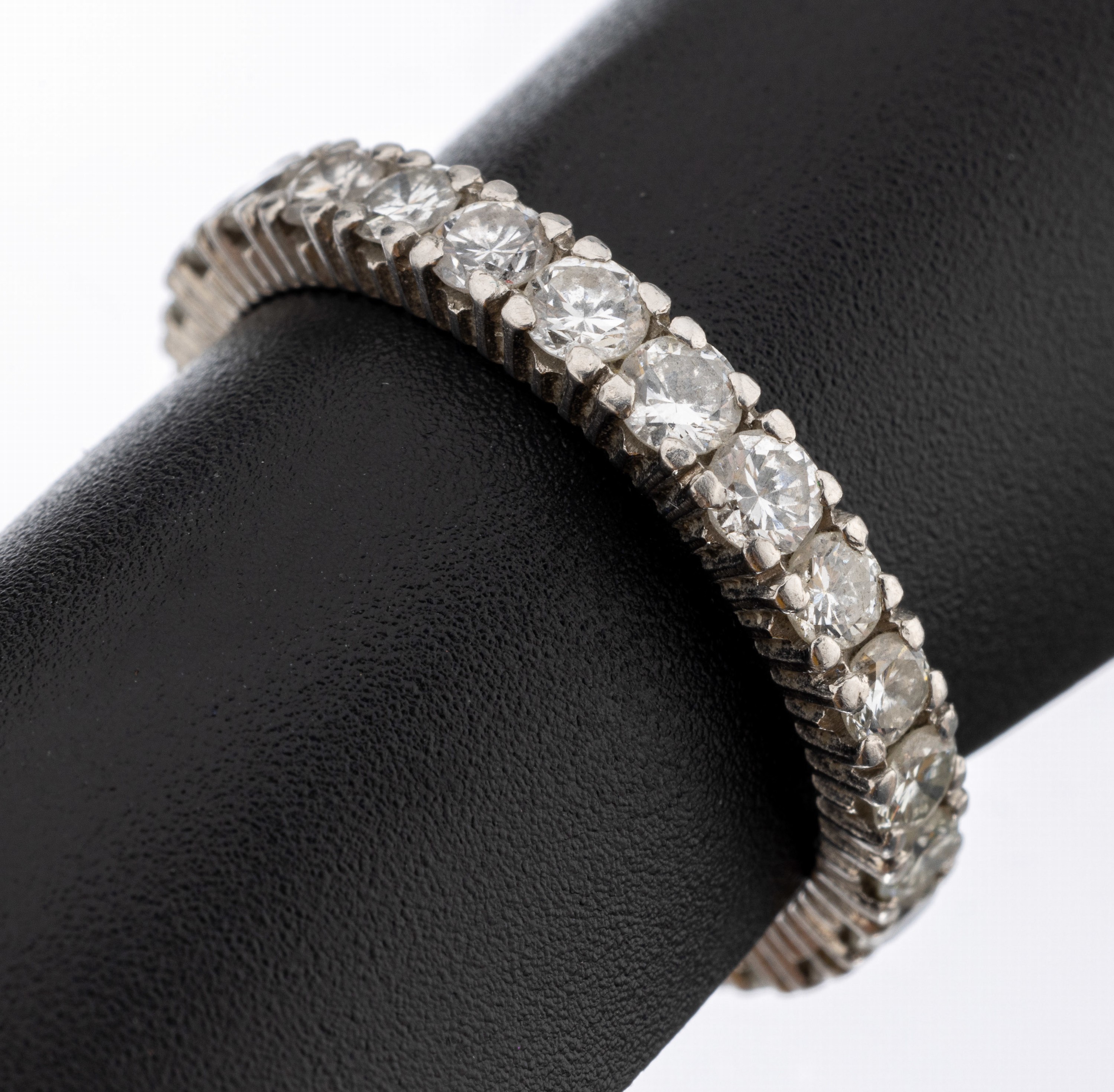 Platin Brillant-Memoryring, Pt gepr., rundum bes. mit 25 Brillanten zus. ca. 1.70 ct Weiß/si, RW 58, ca. 3.8 g