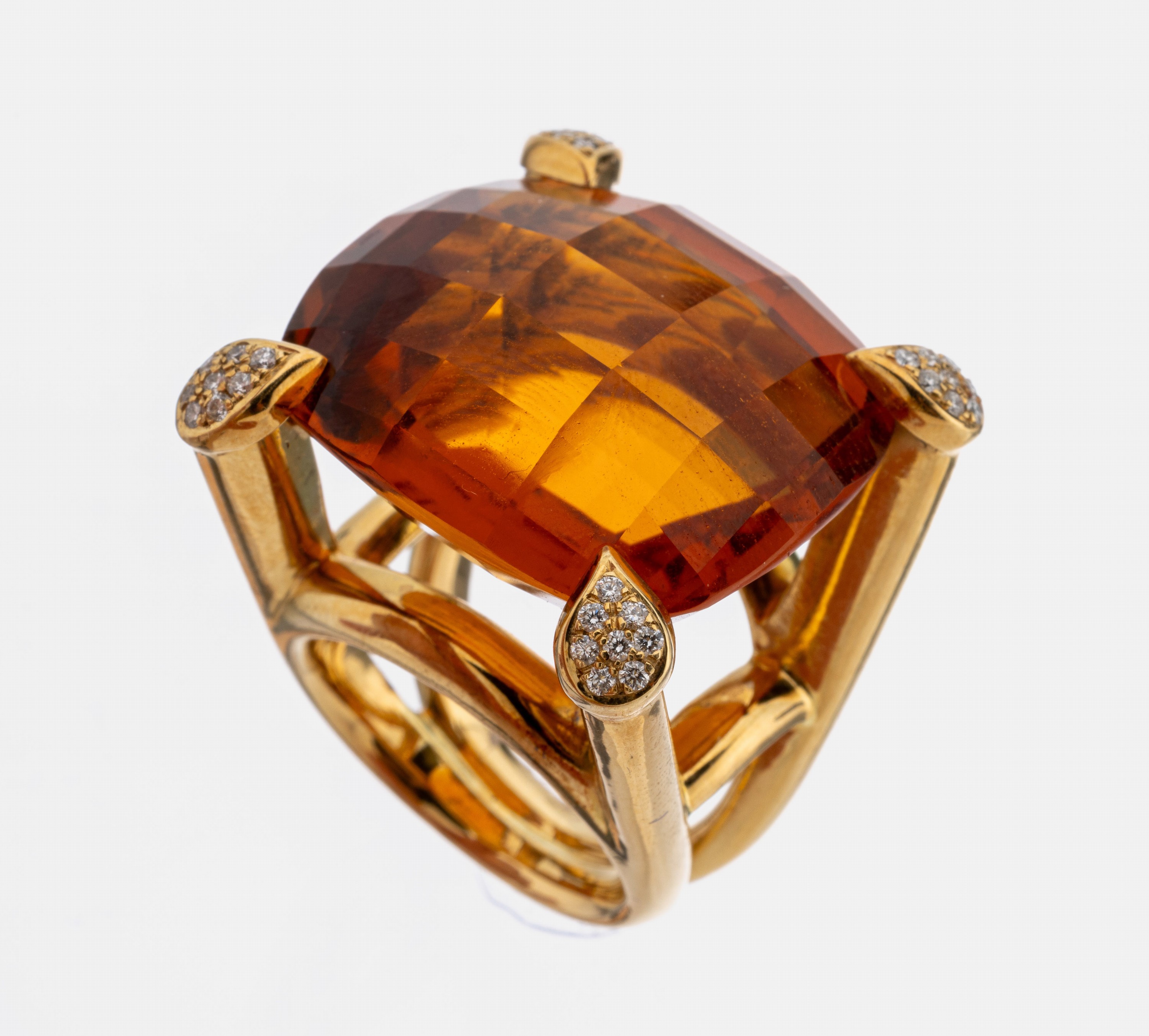 18 kt Gold Farbstein-Brillant-Ring, GG 750/000, qualitätvolle Verarbeitung, gr. kissenf. Madeiracitrin im Schachbrett Schliff ca. 48.0 ct, 32 ...