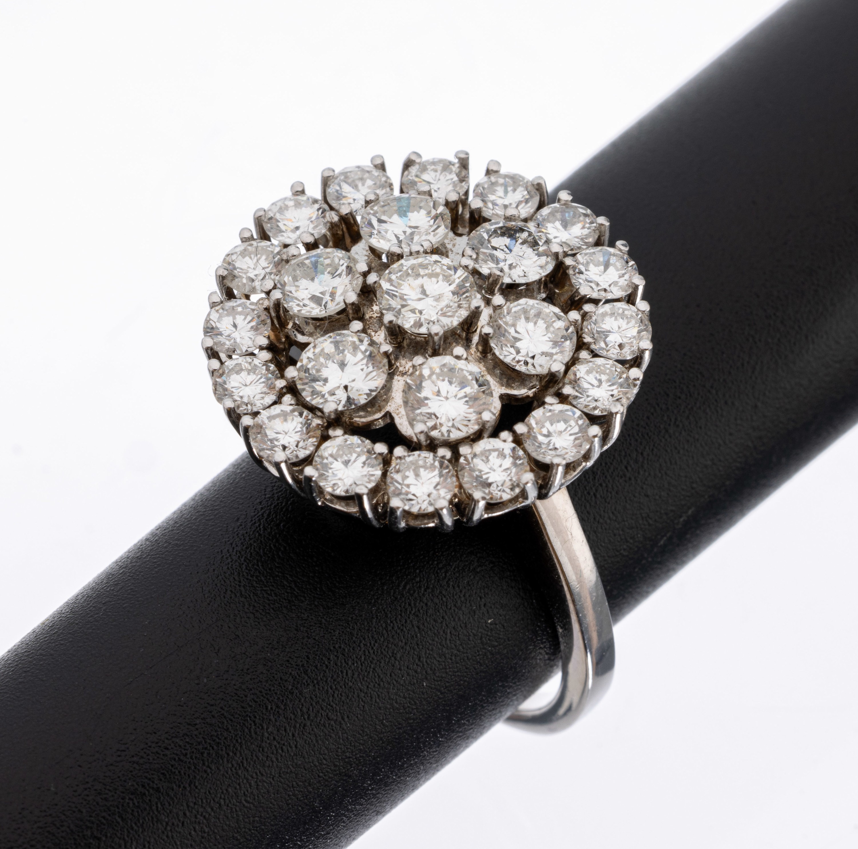 14 kt Gold Brillant-Ring, WG 585/000, runder Ringkopf, 23 Brillanten zus. ca. 3.40 ct feines Weiß-Weiß/si-p 1, RW 57, ca. 7.6 g