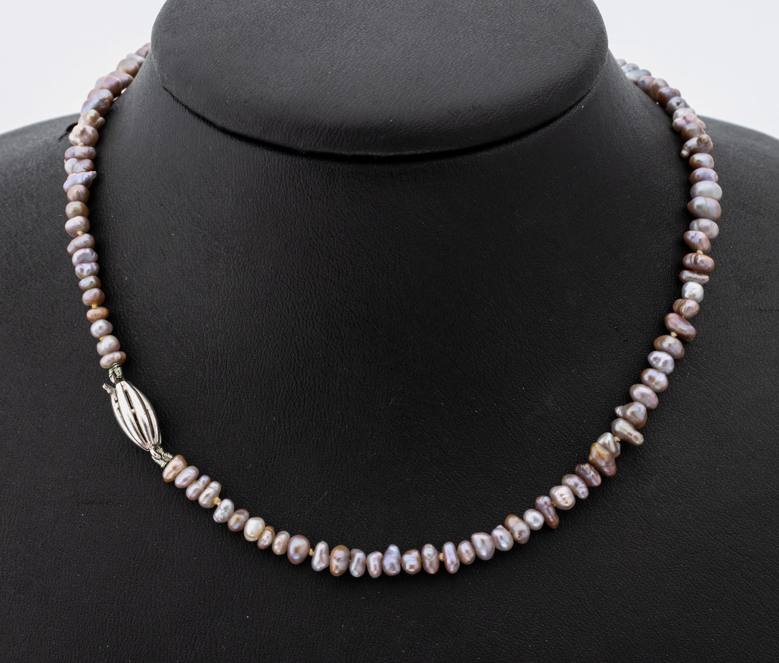 Zuchtperl-Collier, überlang, Biwa-Perlen imVerlauf, versch. Größen, Formen und Farbnuancen, L. ca. 98 cm, Steckschließe 925erSilber