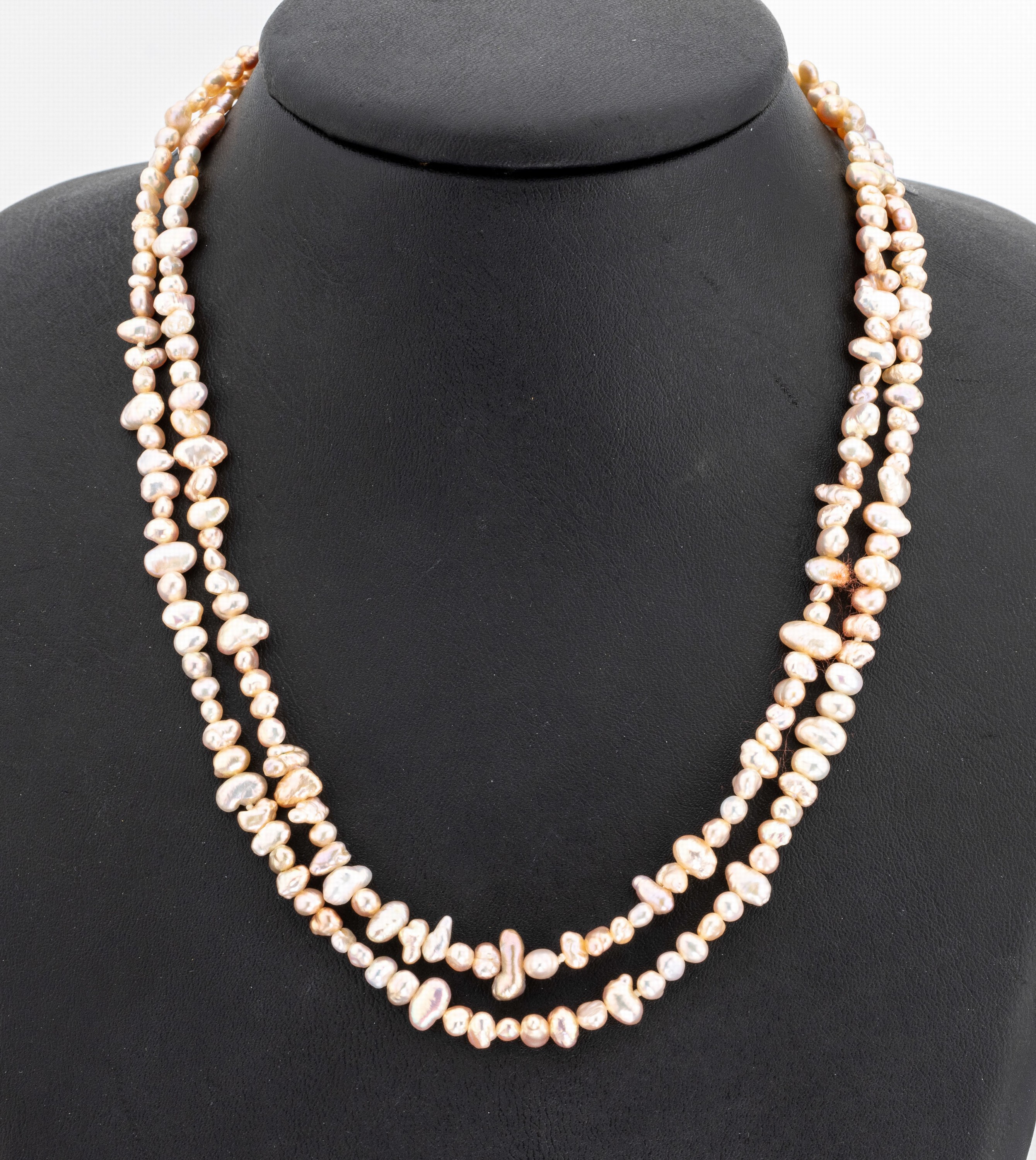 Überlanges Zuchtperl-Collier mit 8 kt Gold Schließe, GG 333/000, Biwa-Perlen in versch. Größen, Formen und Farbnuancen, Steckschließe, L. ca. ...