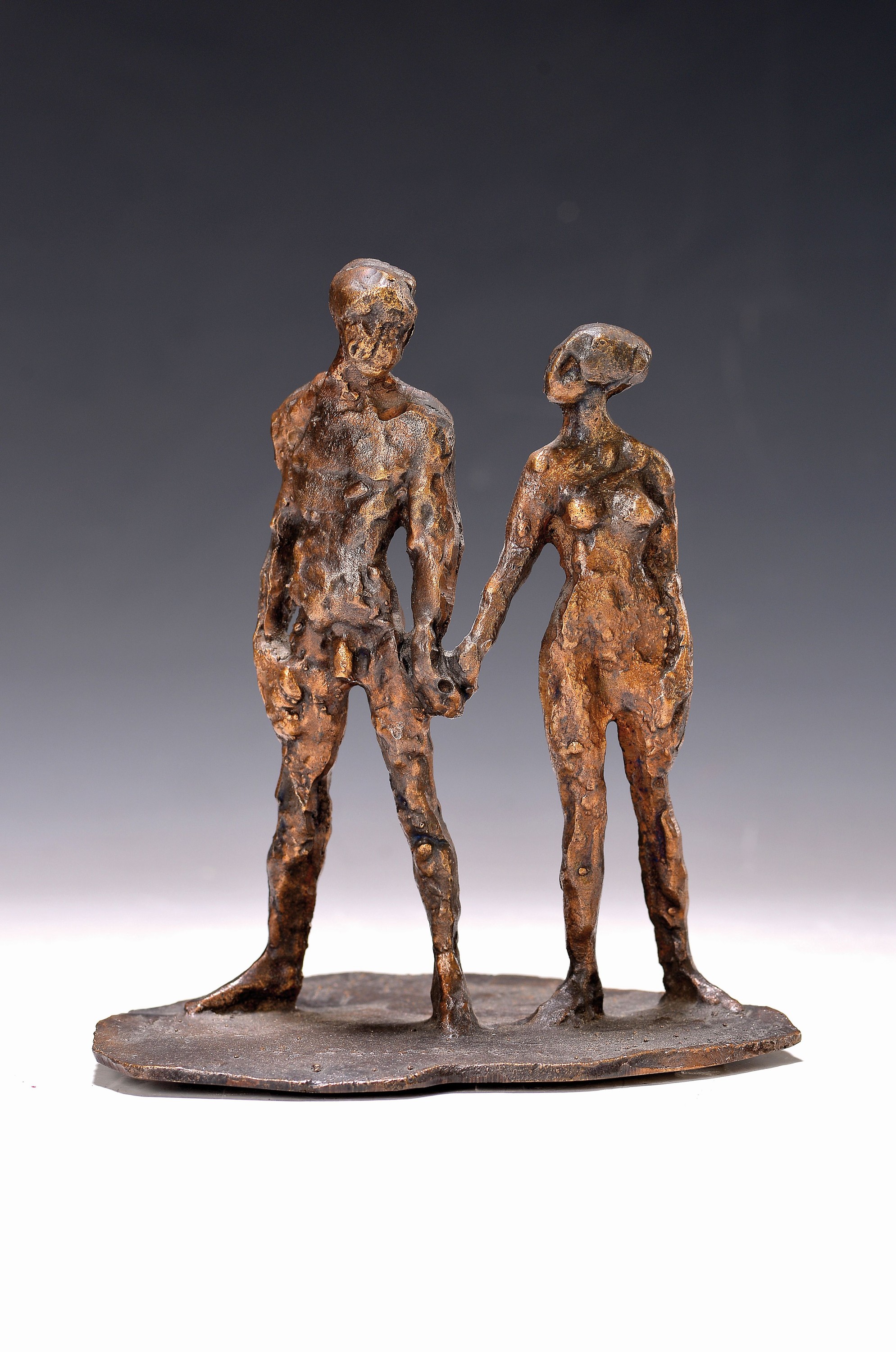 Detail k: Hans Schröder, 1930-2010 Saarbrücken, Hand haltendes Paar, Bronzeguß, vorne auf dem Sockel kaum lesbar signiert, H. ca. 17.5cm