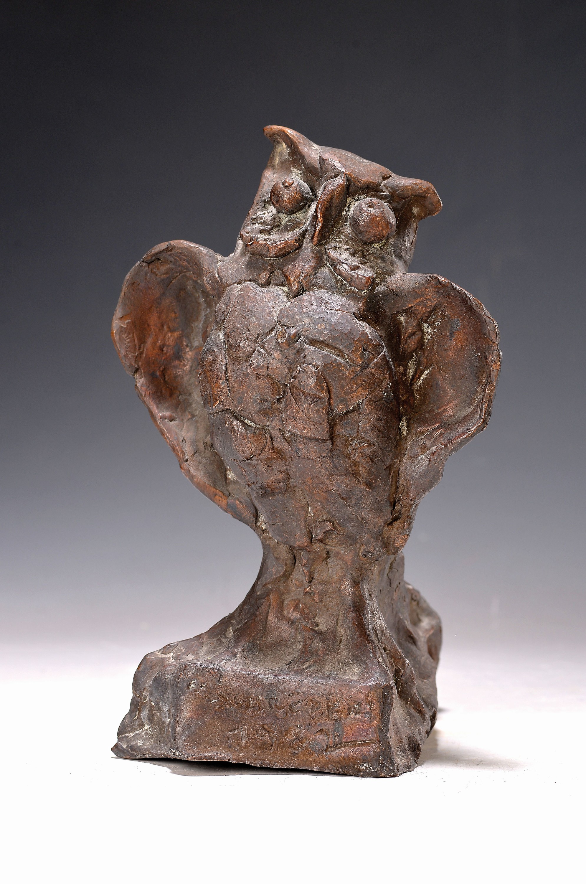 Detail k: Hans Schröder, 1930-2010 Saarbrücken, Eule, Bronzeguß, signiert und dat. 1982, H. ca. 20.5cm