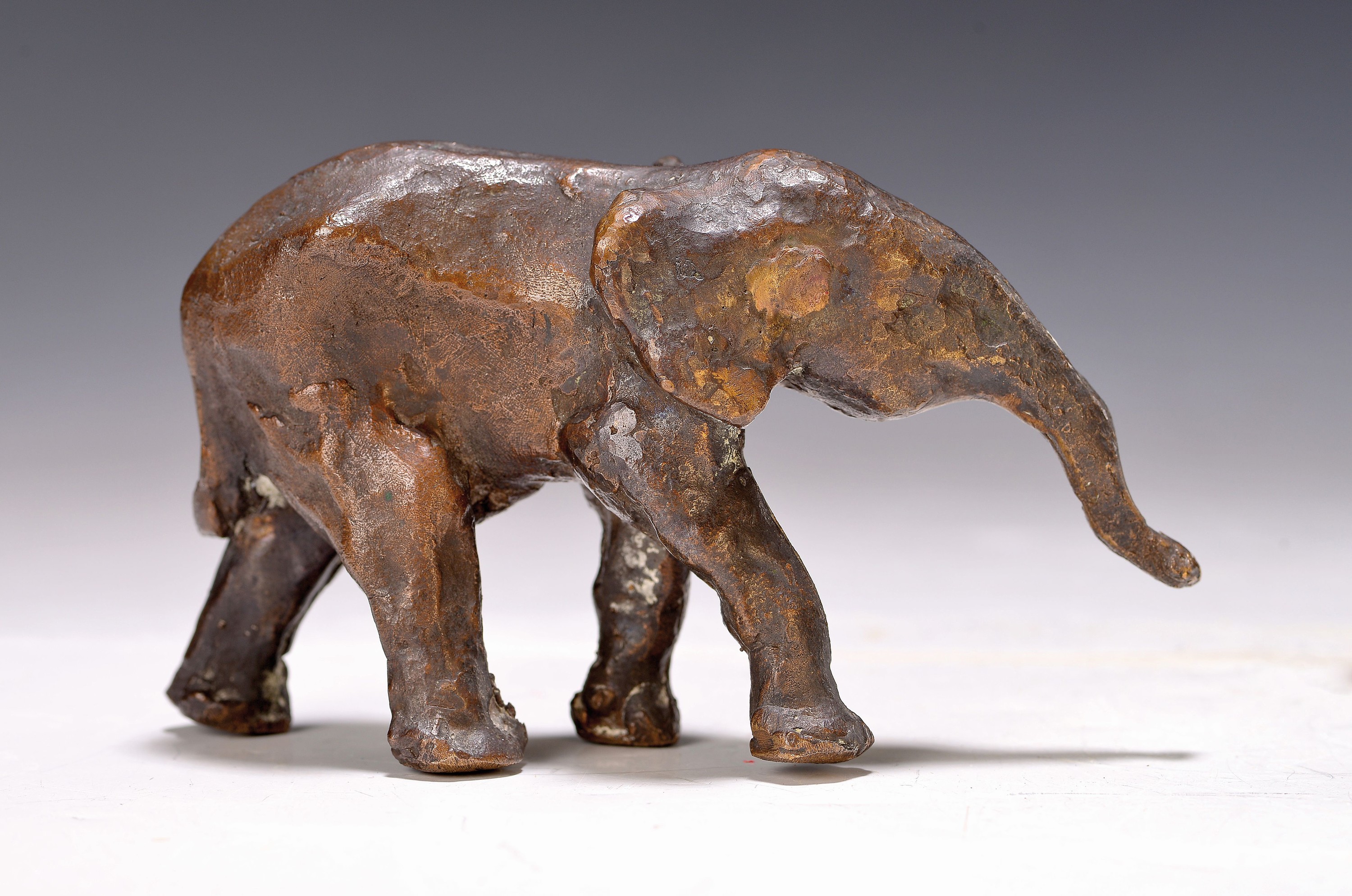 Detail k: Hans Schröder, 1930-2010 Saarbrücken, schreitender Elefant, Bronzeguß, auf der Hinterflanke monogr. H.S., H. ca. 7.5cm