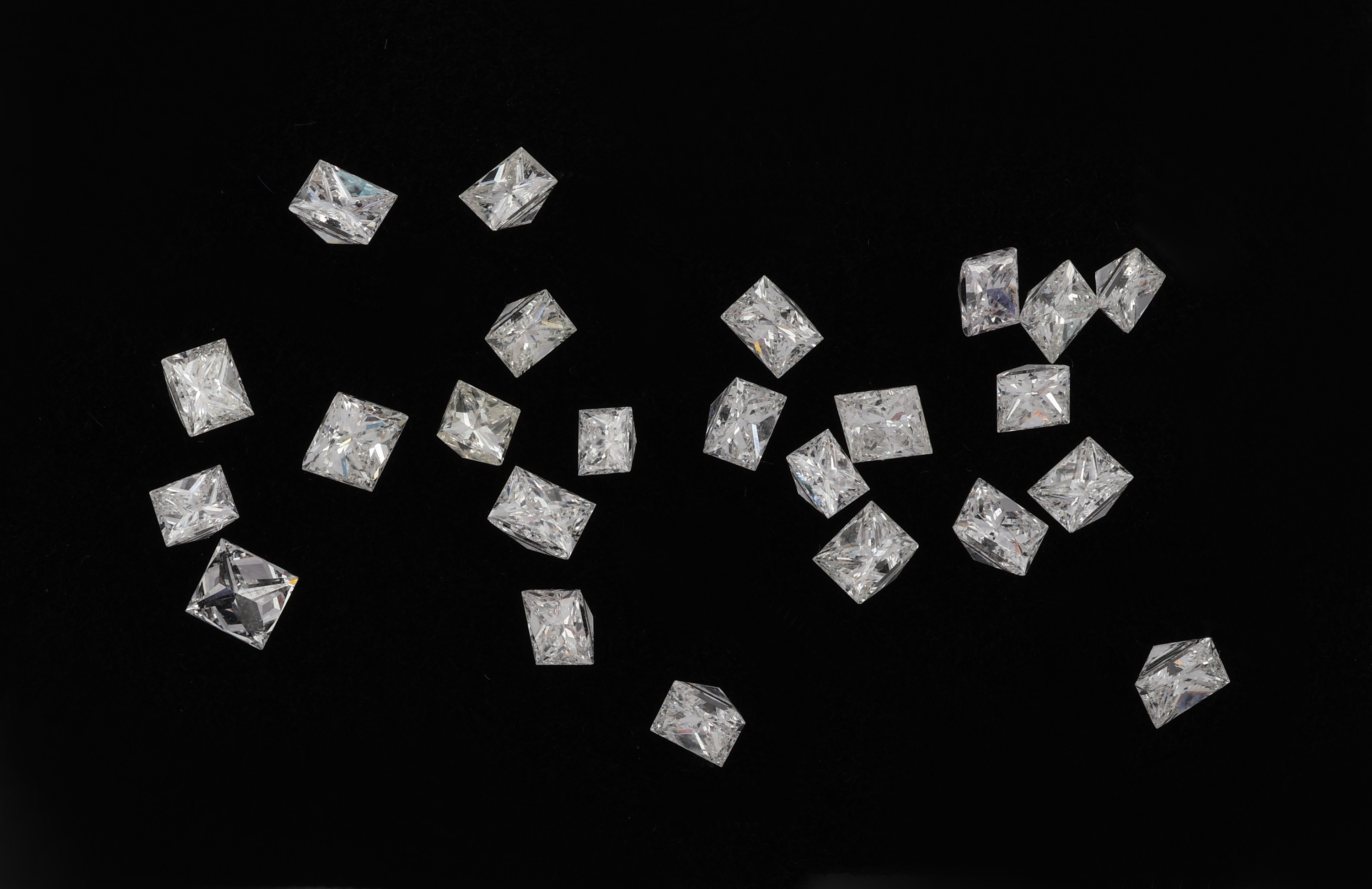 Lot 24 lose Diamanten im Princesscut, ca. 3.91ct feines Weiß-Weiß und l. get. Weiß/vs- si
