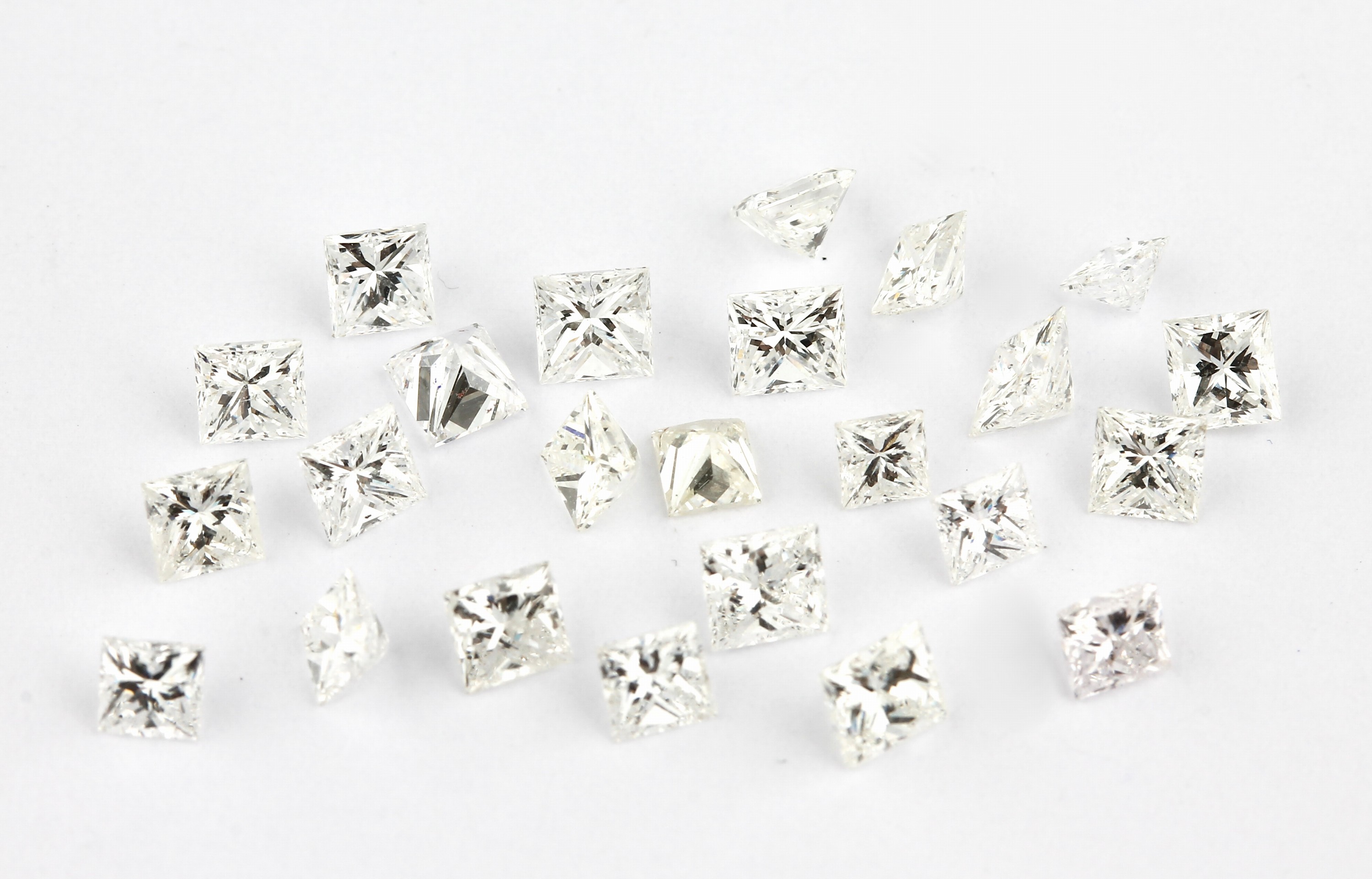 Detail a: Lot 24 lose Diamanten im Princesscut, ca. 3.91ct feines Weiß-Weiß und l. get. Weiß/vs- si