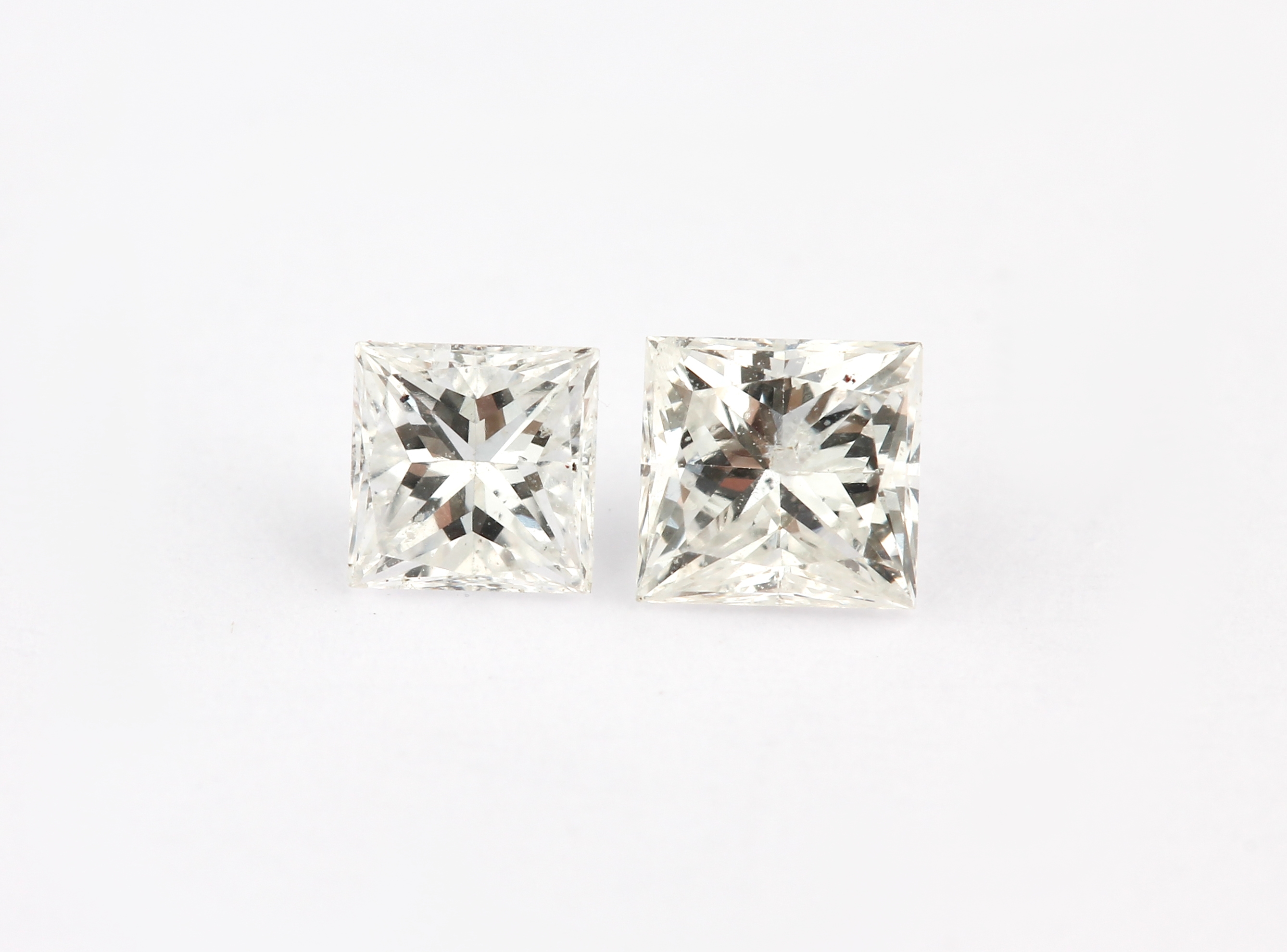 Detail b: Lot 24 lose Diamanten im Princesscut, ca. 3.91ct feines Weiß-Weiß und l. get. Weiß/vs- si