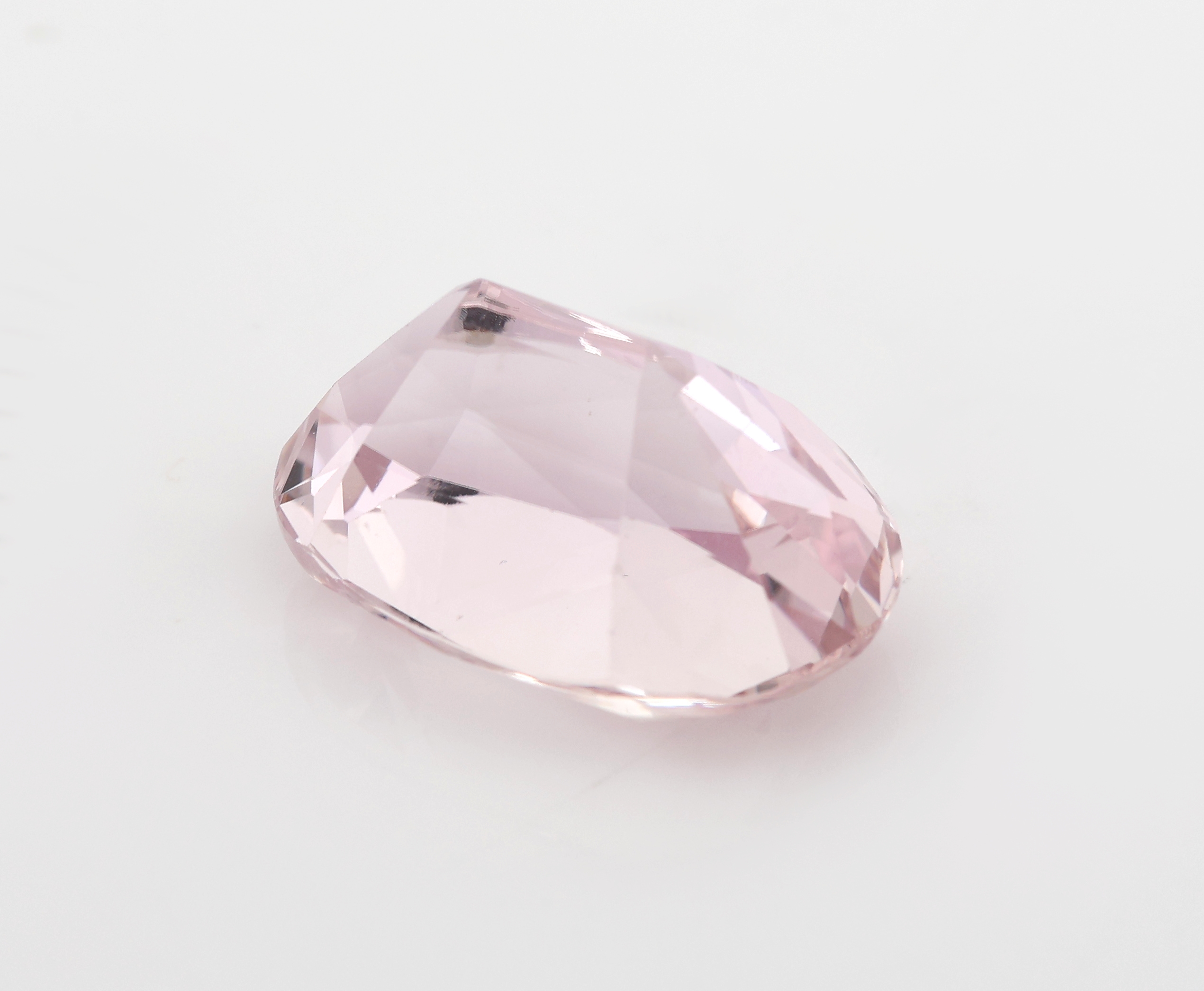 Detail a: Loser ovalfacett. Kunzit, ca. 15.9 ct