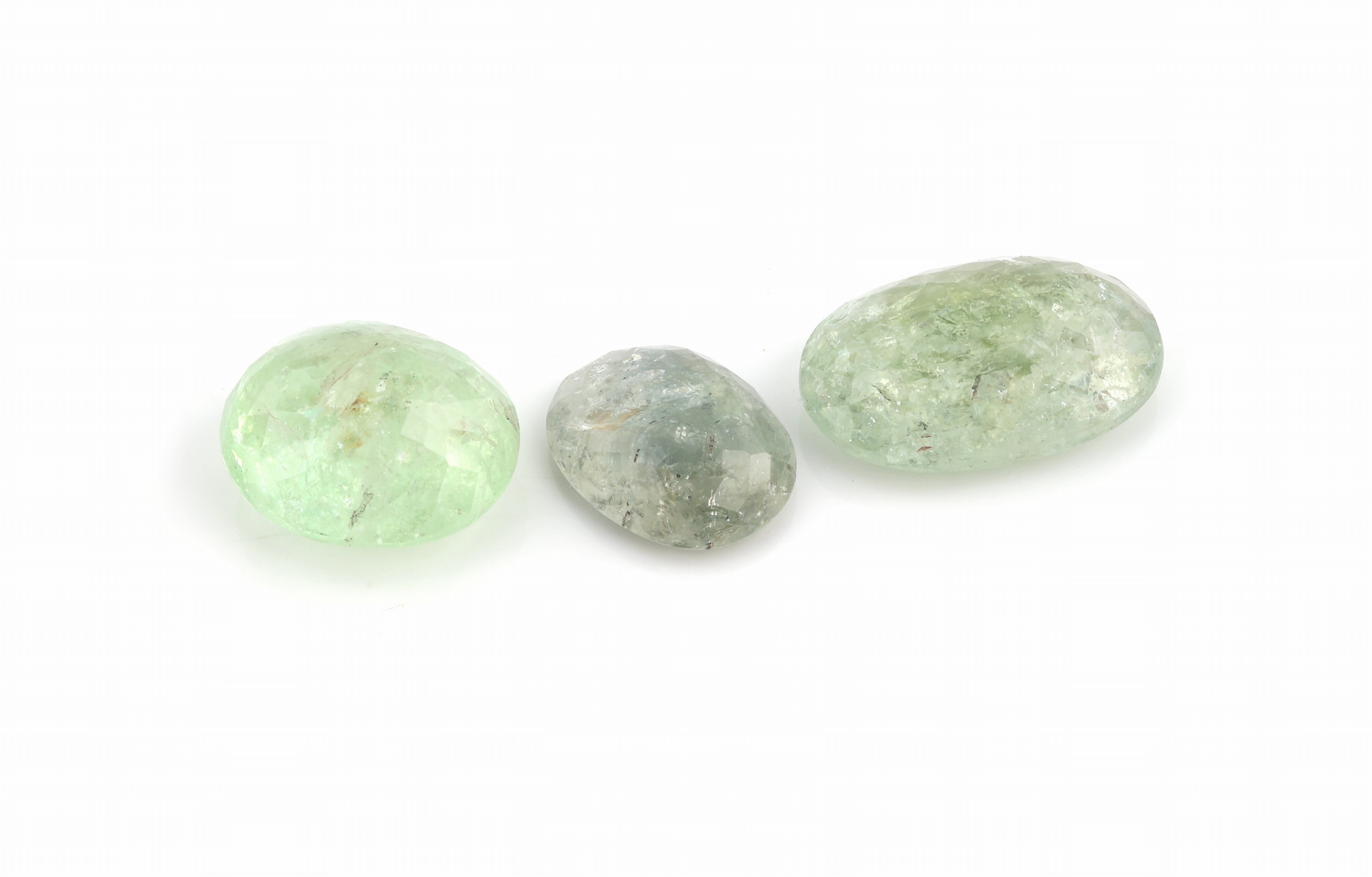 Detail a: Konvolut 3 lose nat. Turmaline (Paraiba): 1 x ca. 8.67 ct, ovalfacett.; 1 x 3.97 ct, ovalfacett.; 1 x 9.52 ct, ovalfacett., alle mit AIG Zertifikat