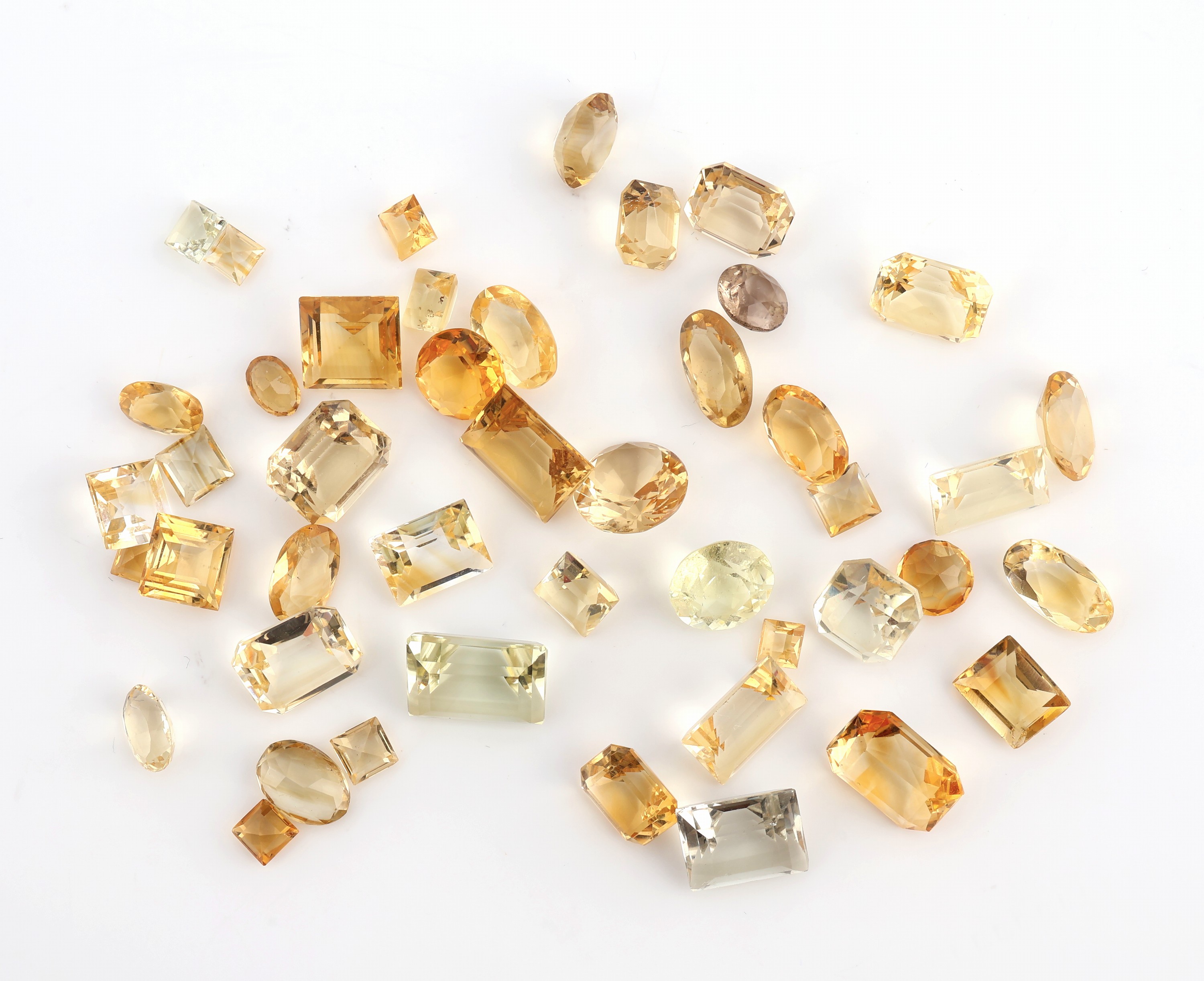 Lot lose Citrine, zus. ca. 59.2 ct, facett., in versch. Größen, Formen und Farben