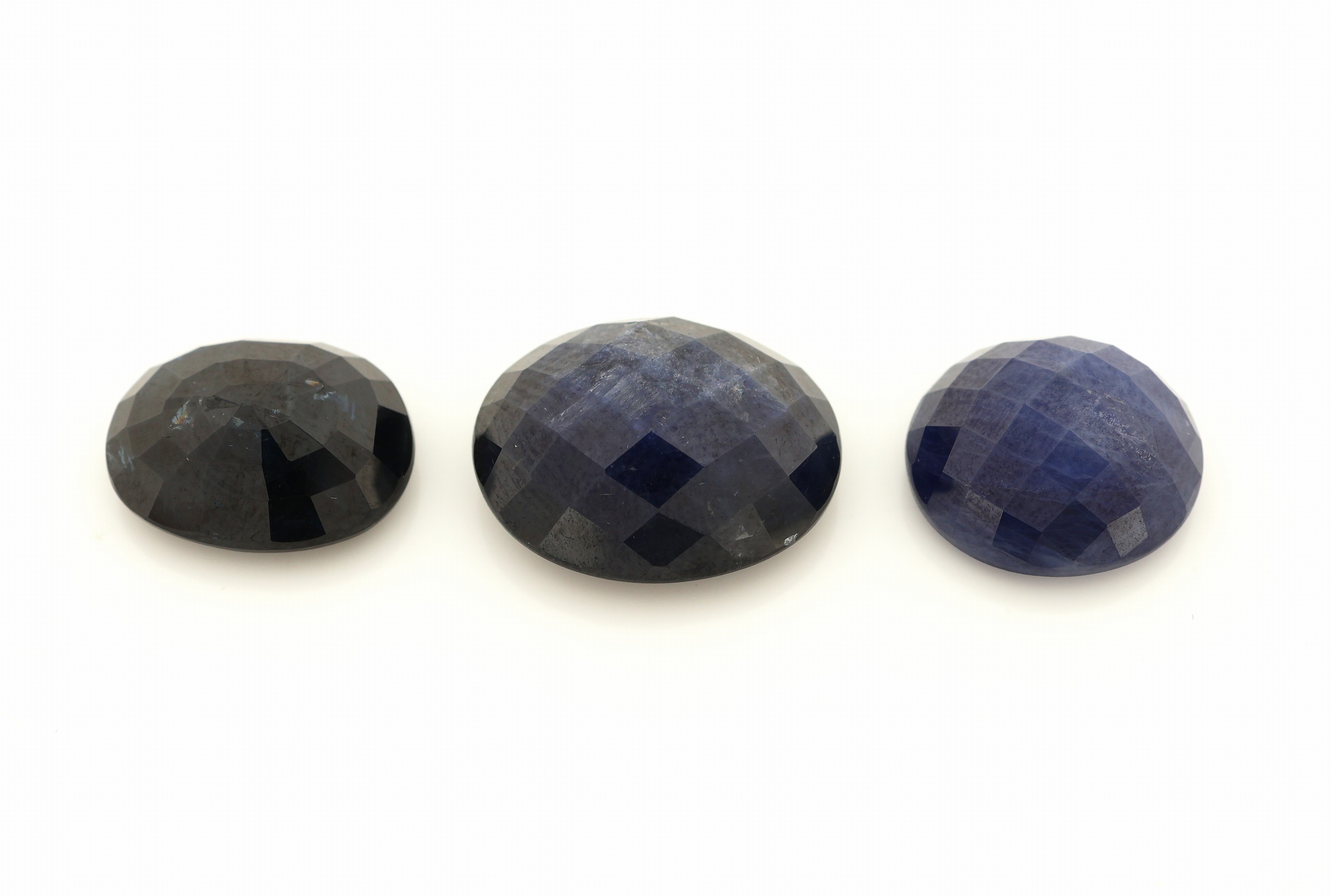 Detail a: Lot 3 lose Saphire, ca. 25.41 ct, oval, Chessboard-Cut und ovalfacett.