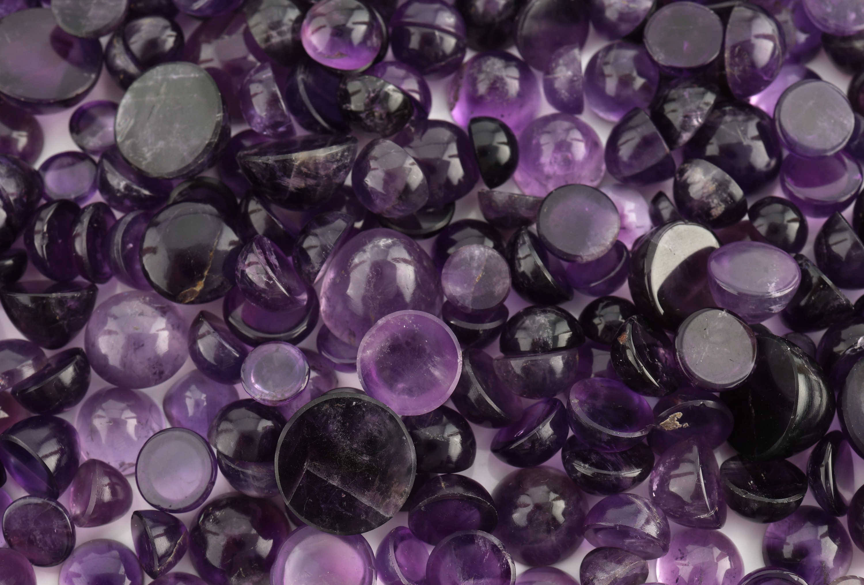 Detail b: Lot lose Amethystcabochons zus. 1272 ct, überwiegend rund, in versch. Größen und Farbnuancen