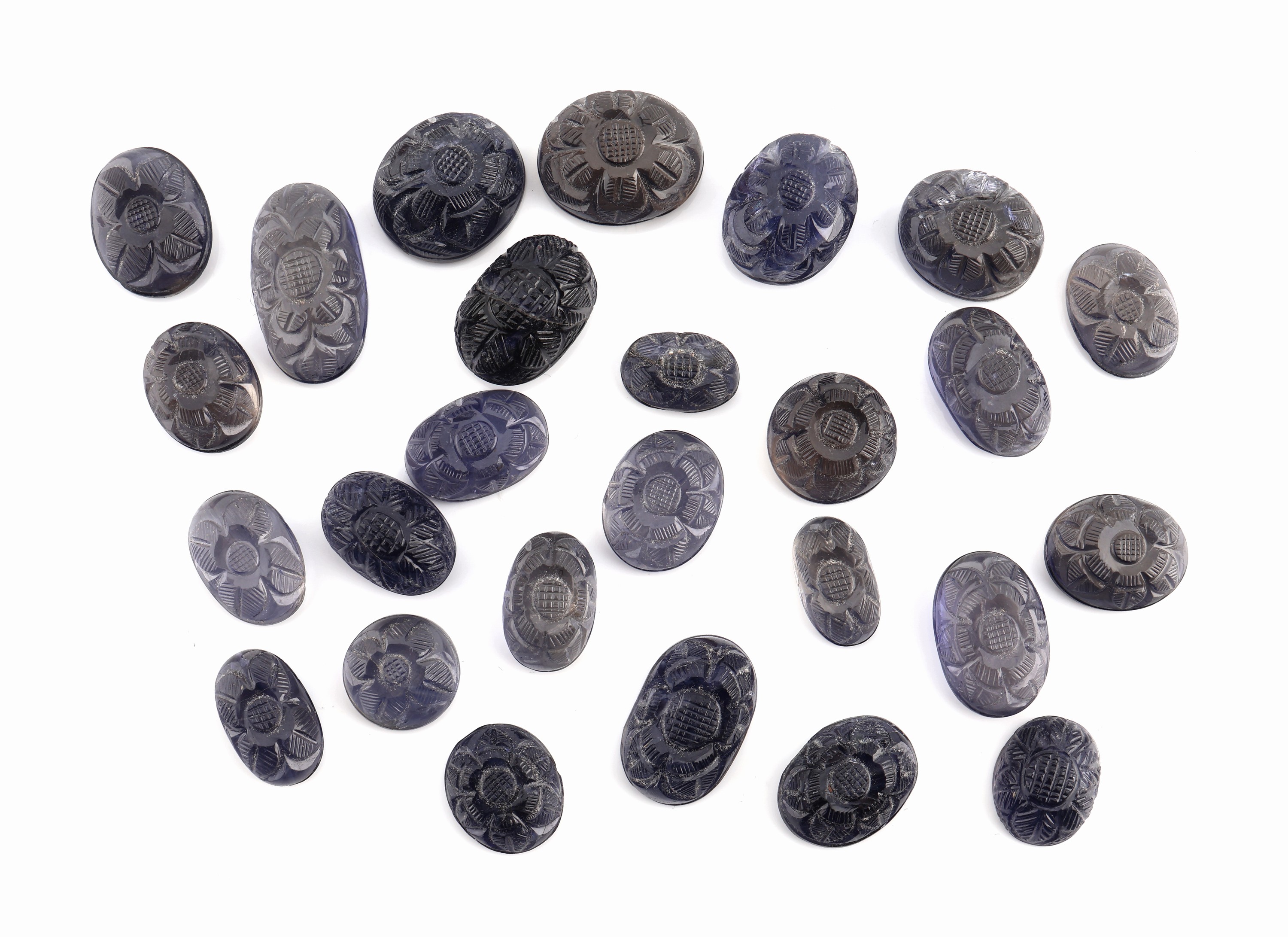 Lot lose facett. Iolithcabochons, zus. ca. 245.00 ct, in versch. Höhen, Oberseiten floralgrav.