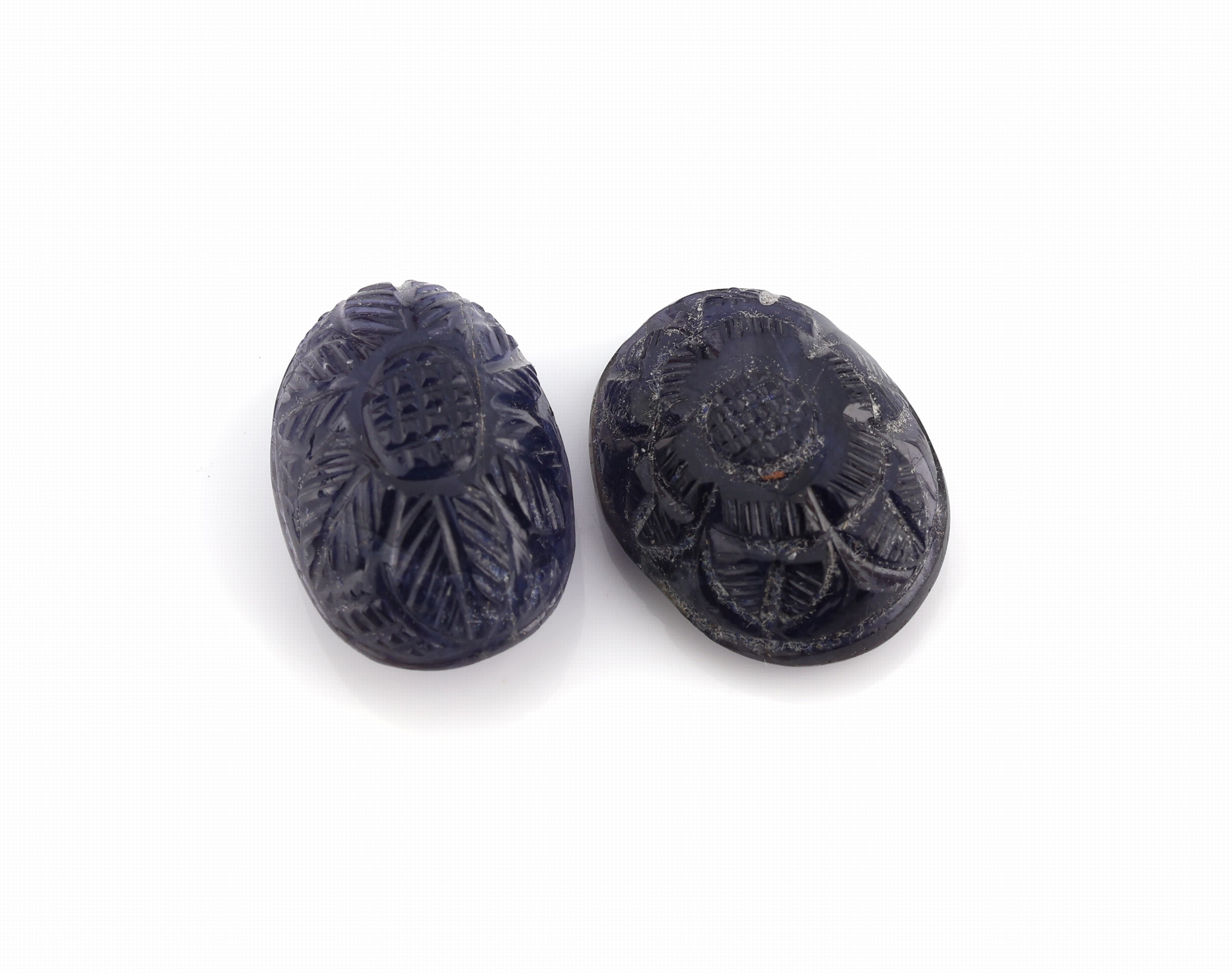 Detail a: Lot lose facett. Iolithcabochons, zus. ca. 245.00 ct, in versch. Höhen, Oberseiten floralgrav.