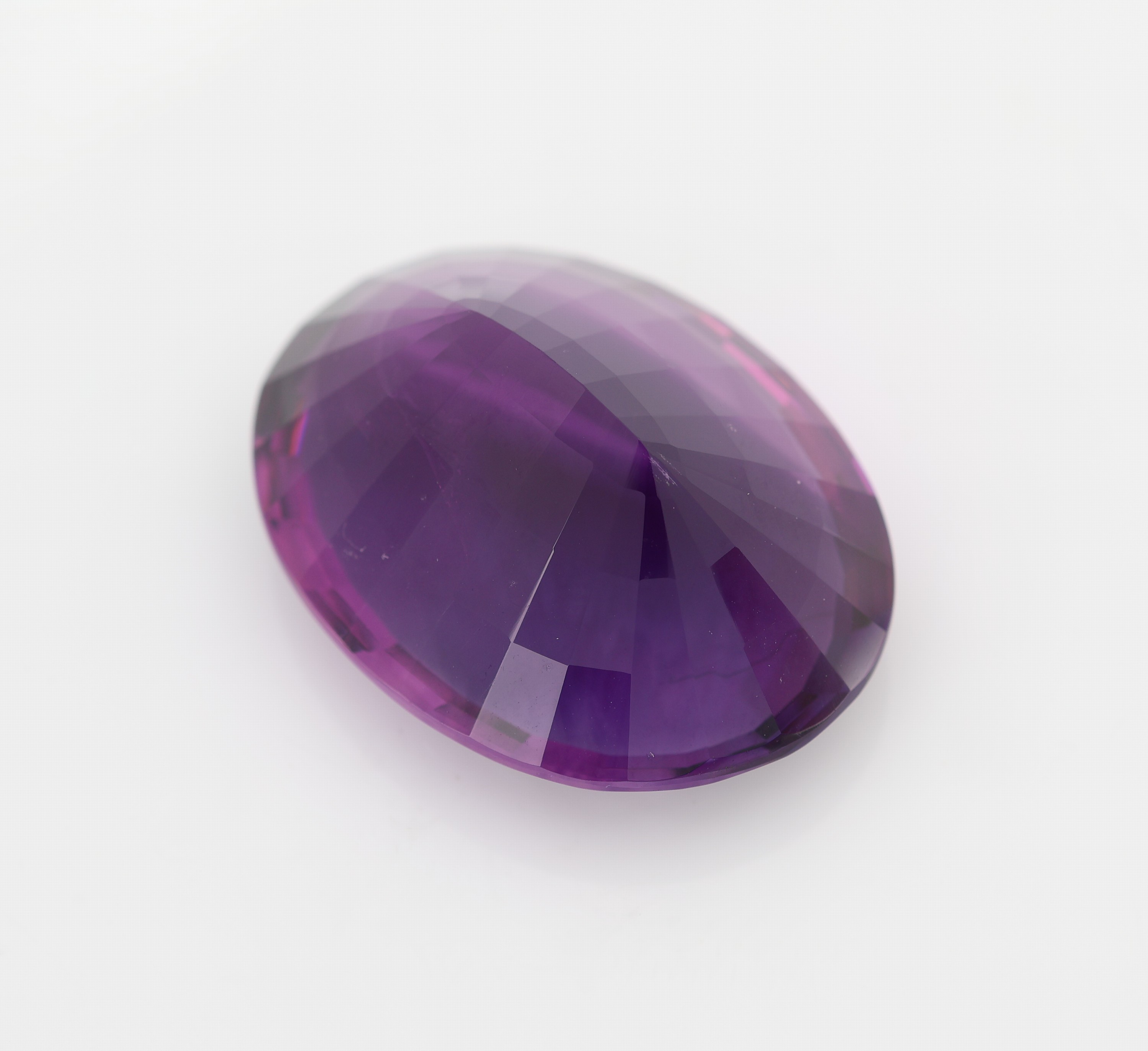 Detail a: Loser facett. Amethyst, 49.00 ct, oval Treppenschliff