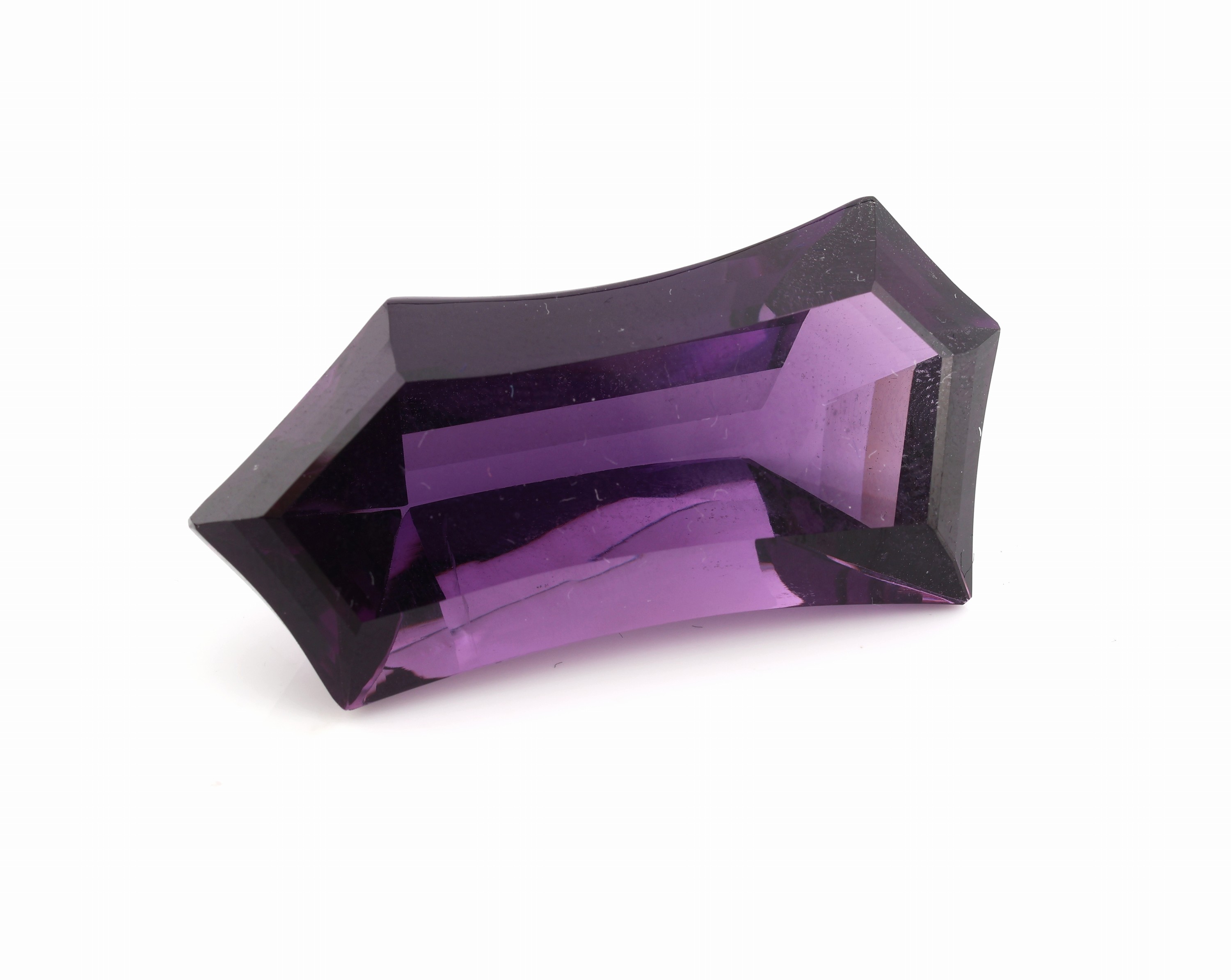 Loser facett. Amethyst, 65.26 ct, in Fantasieschliff, ca. 4 x 2 x 1.5 cm