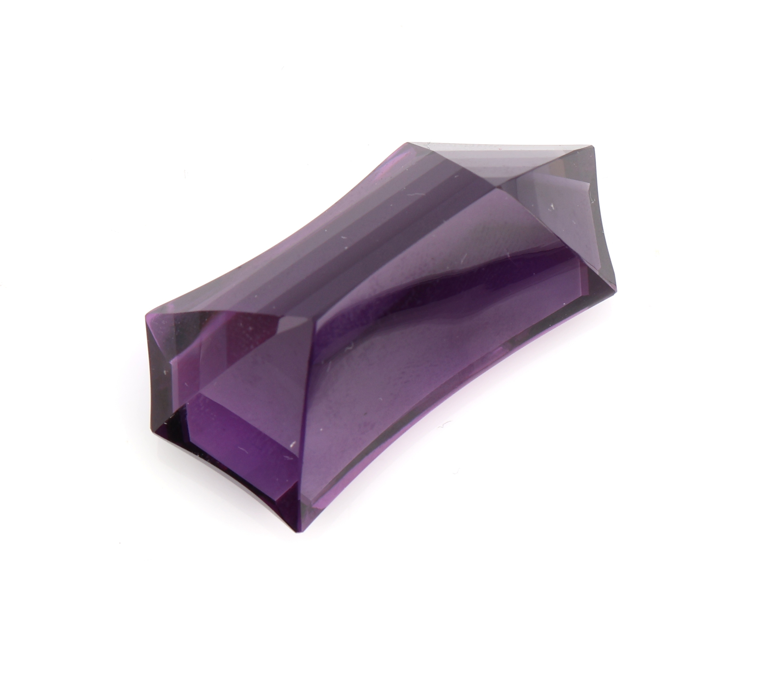 Detail a: Loser facett. Amethyst, 65.26 ct, in Fantasieschliff, ca. 4 x 2 x 1.5 cm