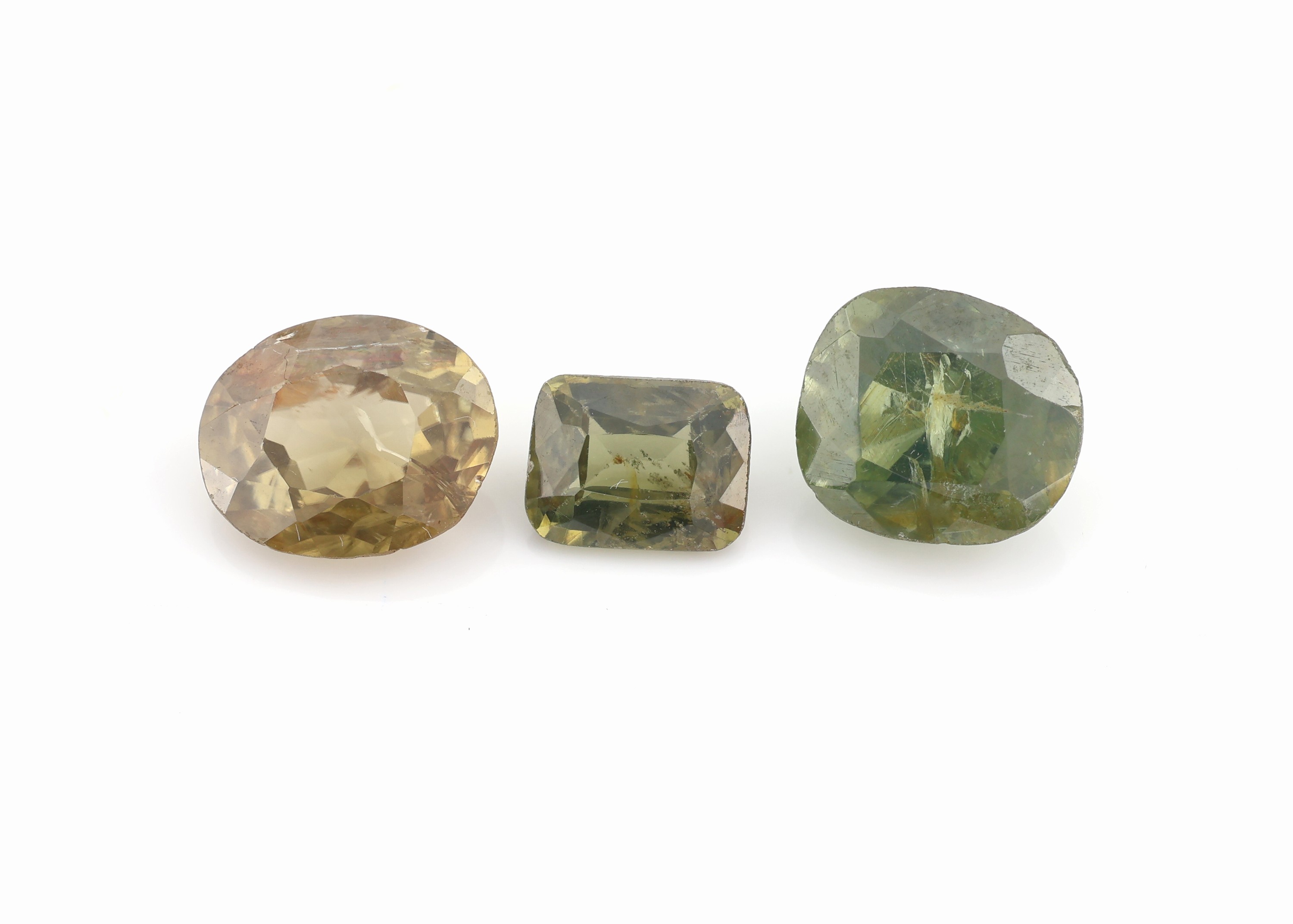 Detail a: Lot lose facett. Turmaline, zus. 30.9 ct, in versch. Formen, Farben und Größen, z. T. Ausfassware