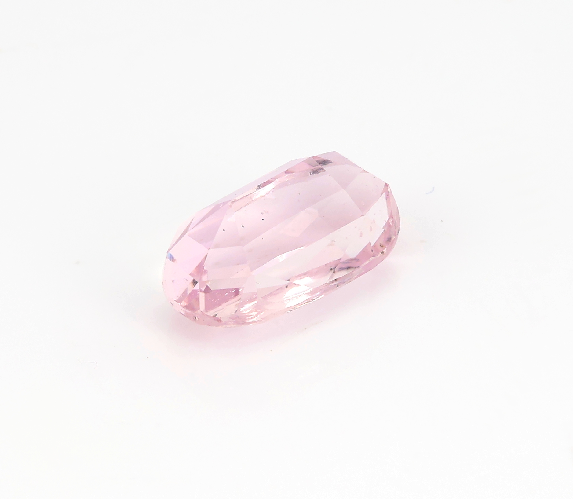 Detail b: Loser facett. Kunzit 10.50 ct, oval im Treppenschliff, ca. 16 x 9 x 8 mm