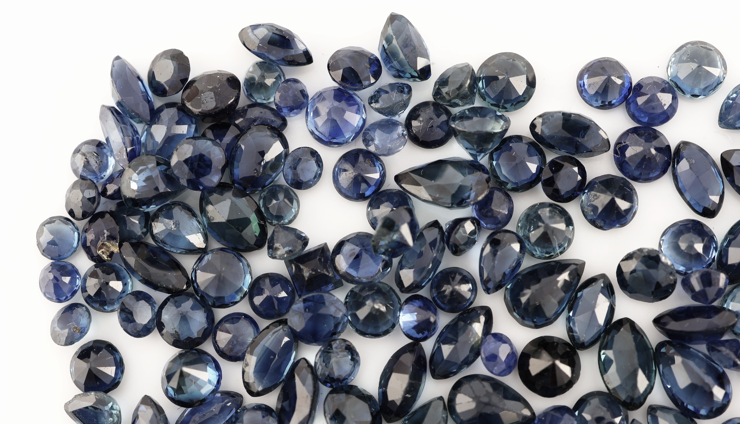 Detail a: Lot lose Saphire zus. ca. 21.6 ct, in versch. Größen, Farben und Formen