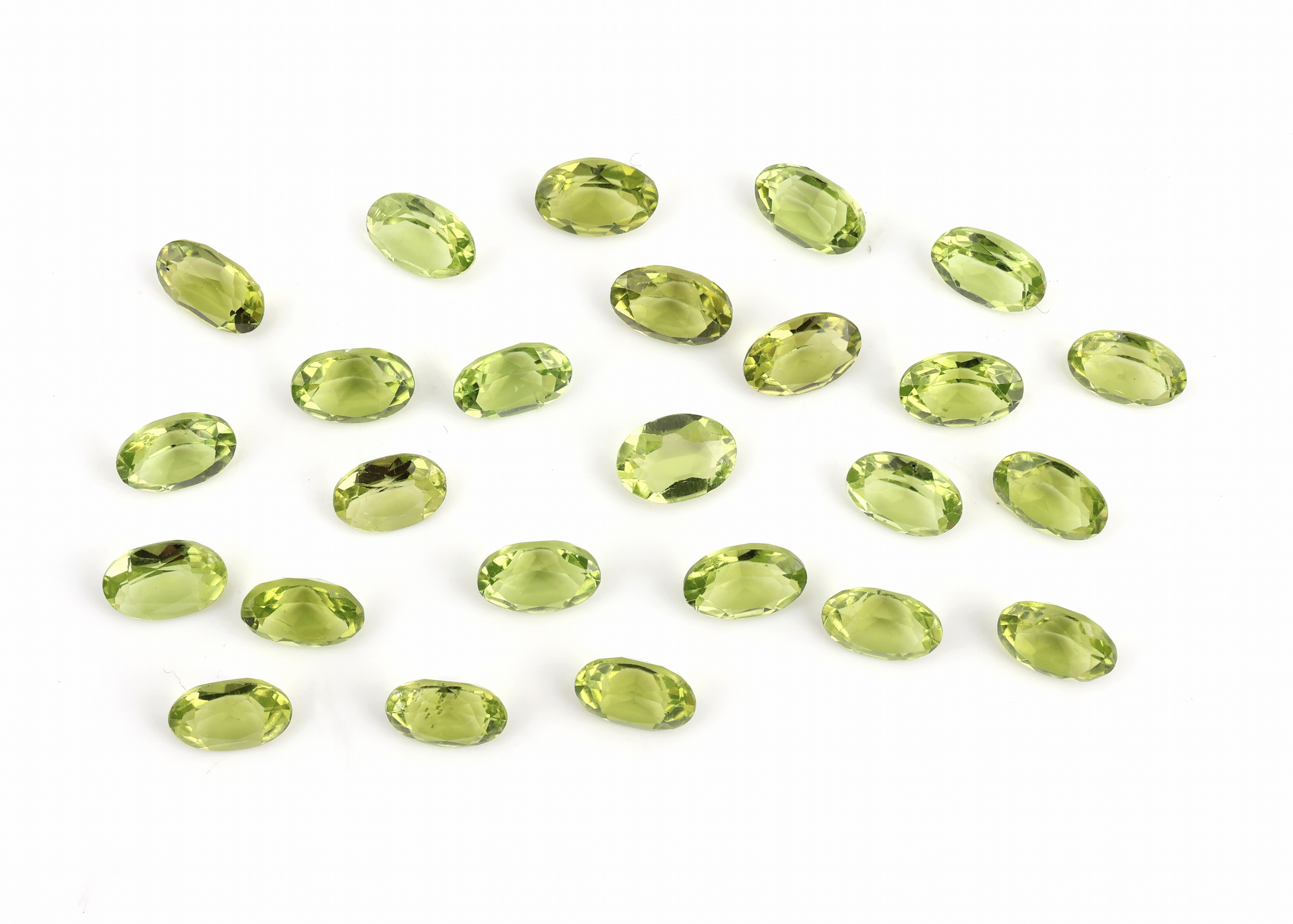 Lot 25 lose ovalfacett. Peridots zus. ca. 20.1ct, kalibriert