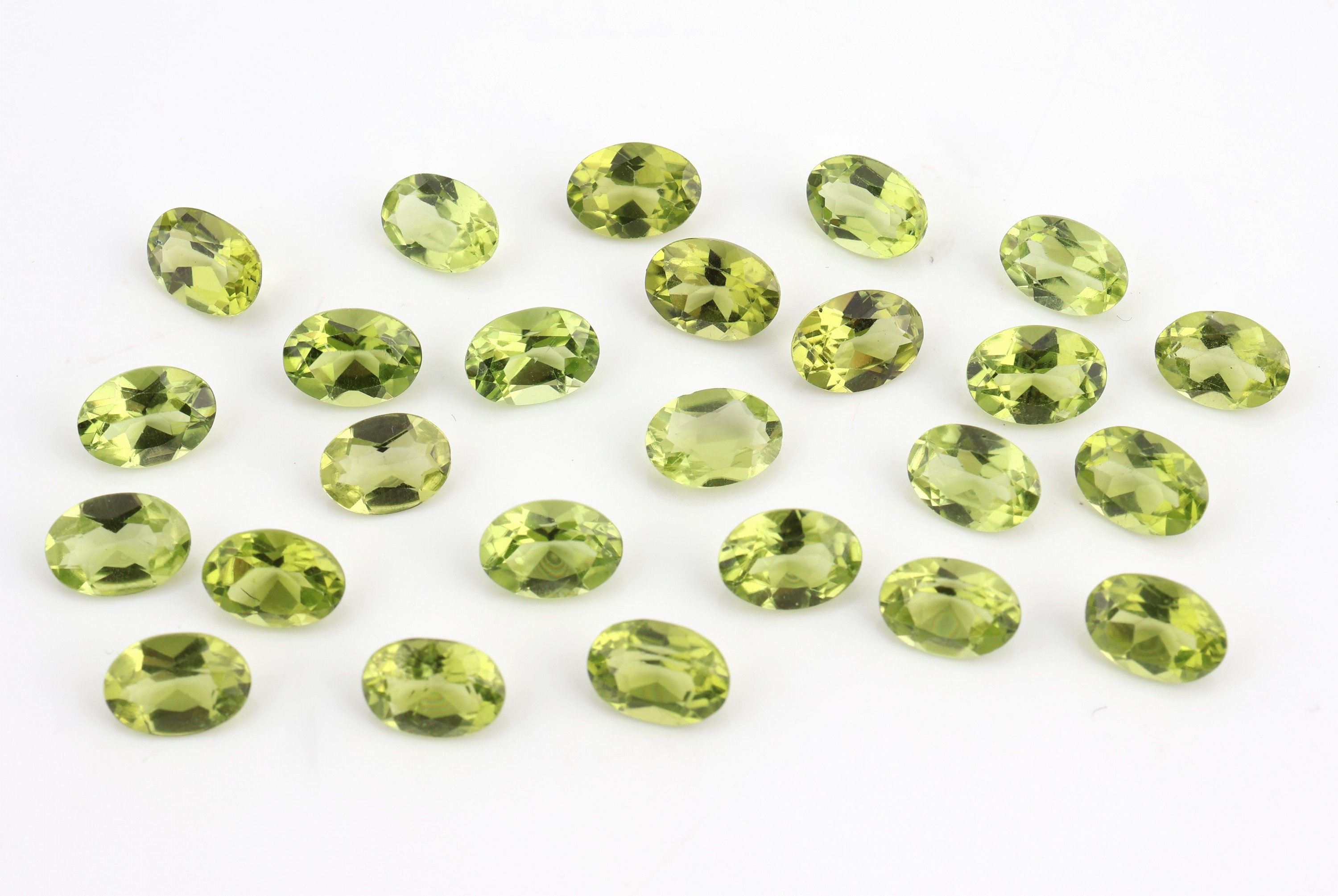 Detail a: Lot 25 lose ovalfacett. Peridots zus. ca. 20.1ct, kalibriert