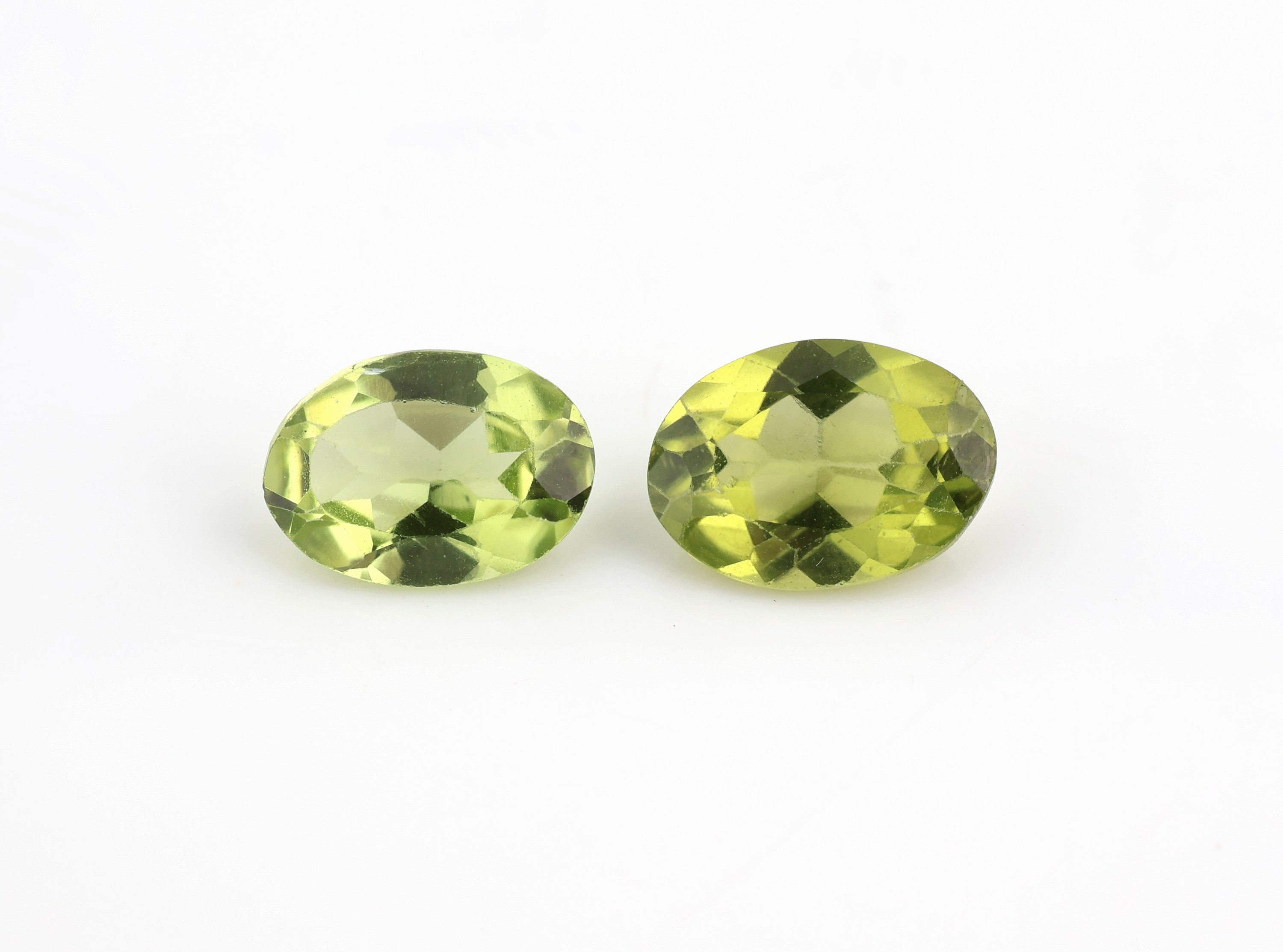 Detail b: Lot 25 lose ovalfacett. Peridots zus. ca. 20.1ct, kalibriert