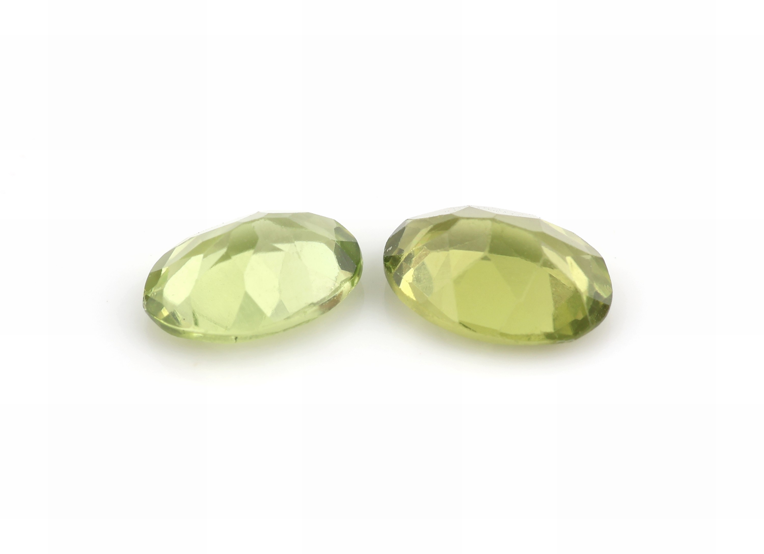 Detail c: Lot 25 lose ovalfacett. Peridots zus. ca. 20.1ct, kalibriert